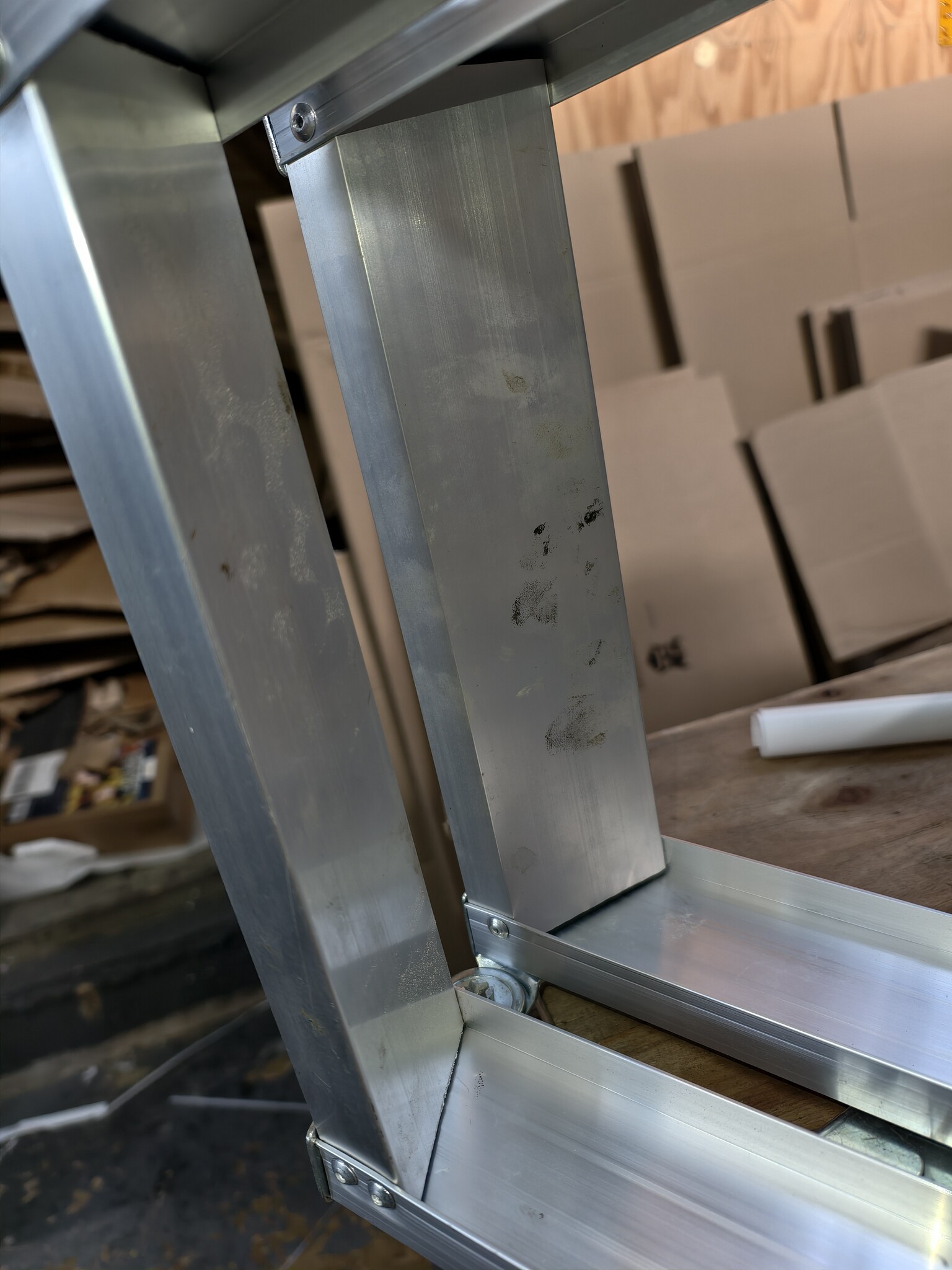 Aluminium Huishoudtrap 2x4 Treden - 40% Korting - Hoogwaardig & Stabiel