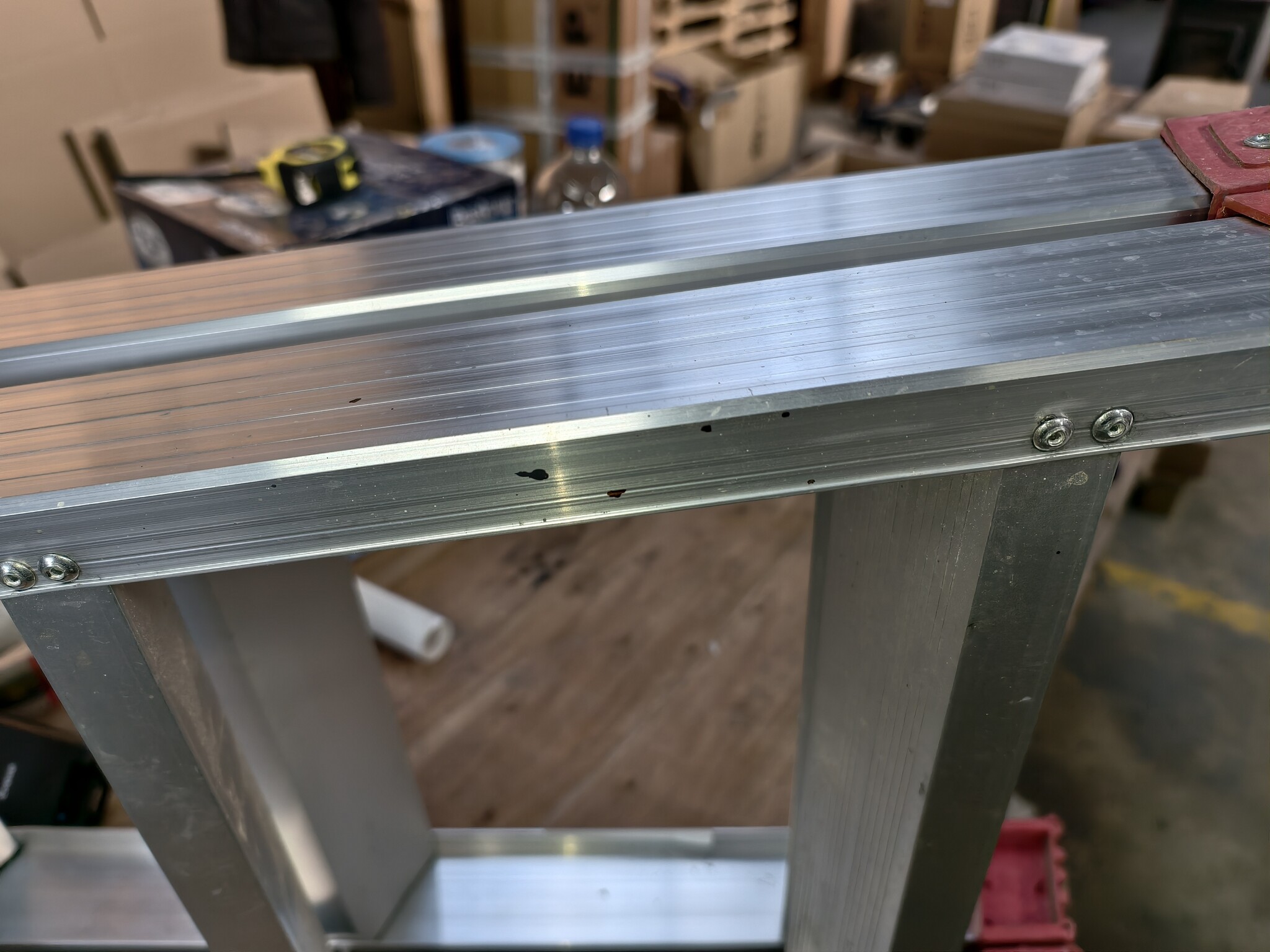 Aluminium Huishoudtrap 2x4 Treden - 40% Korting - Hoogwaardig & Stabiel