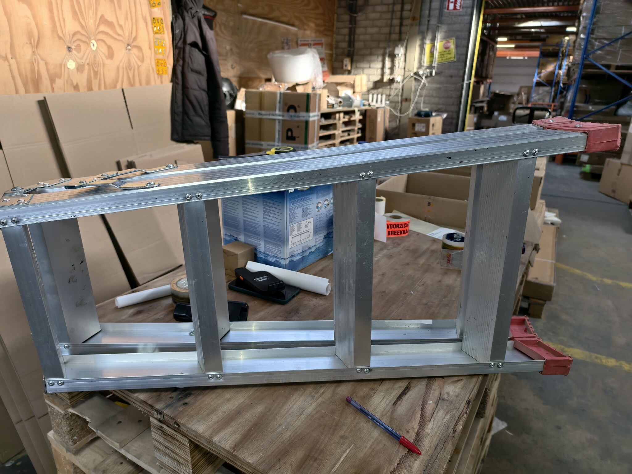 Aluminium Huishoudtrap 2x4 Treden - 40% Korting - Hoogwaardig & Stabiel