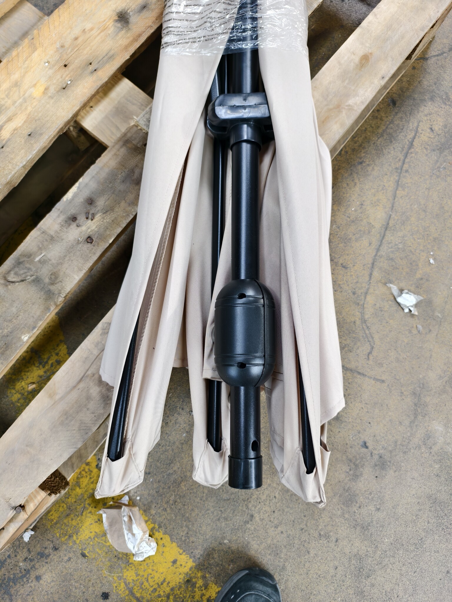 Balkonparasol Beige - Halve Parasol met Zwengel - 240cm - 73% Korting!