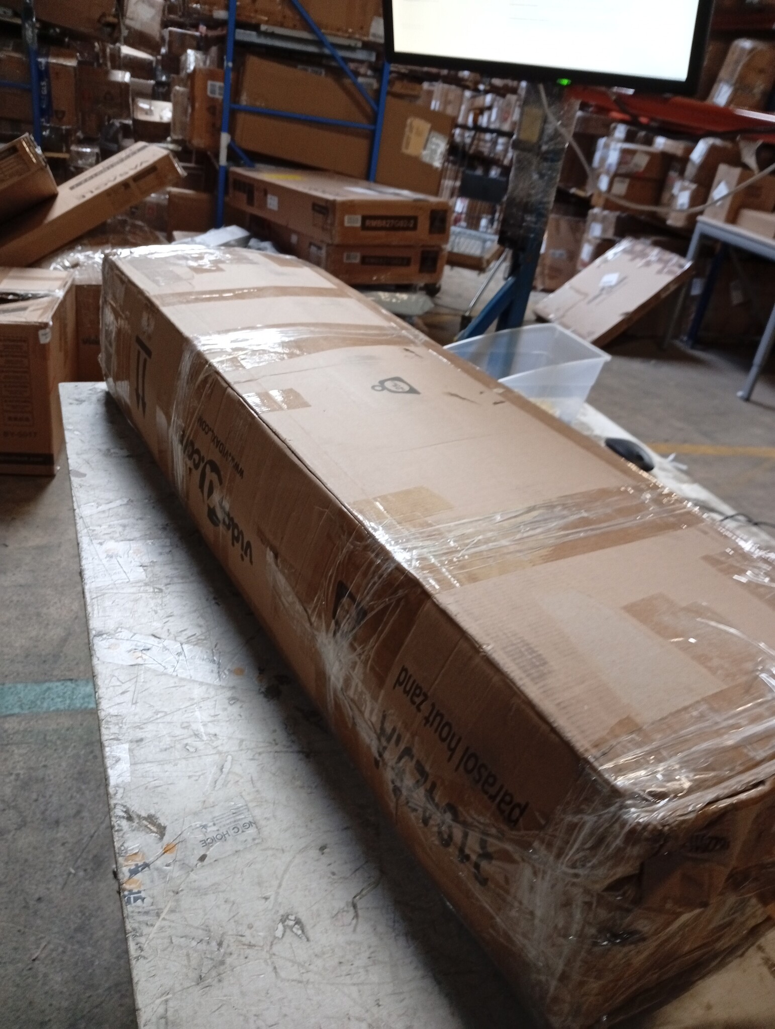 vidaXL Zweefparasol met houten paal 400x300 cm zandwit