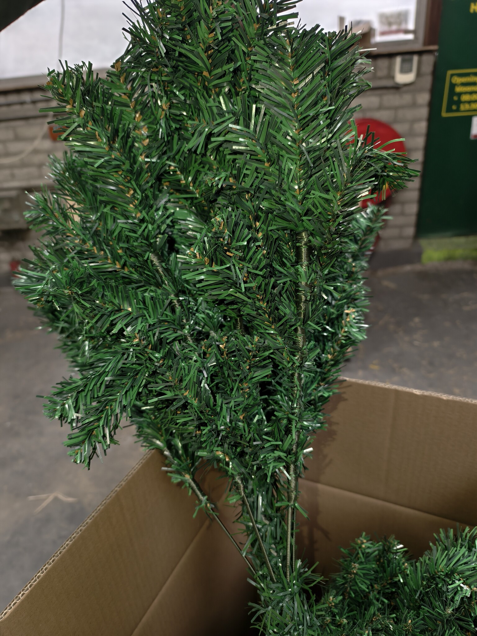 Kunstkerstboom 220 cm Spar - Houten Stam | Nu 40% Korting!