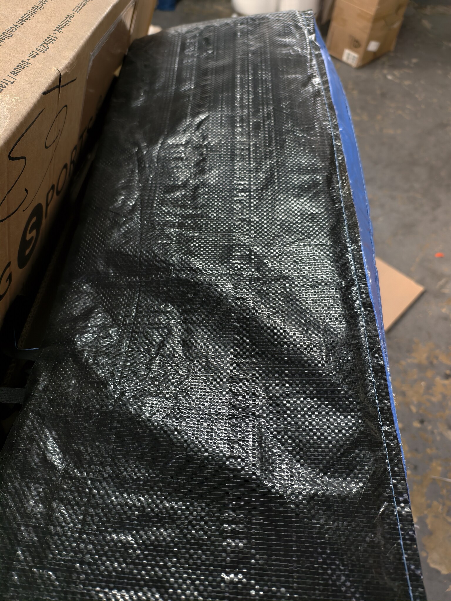 Retourtje: Blauwe Trampoline Rand 180x270cm - 12mm Dikte - 73% Korting!