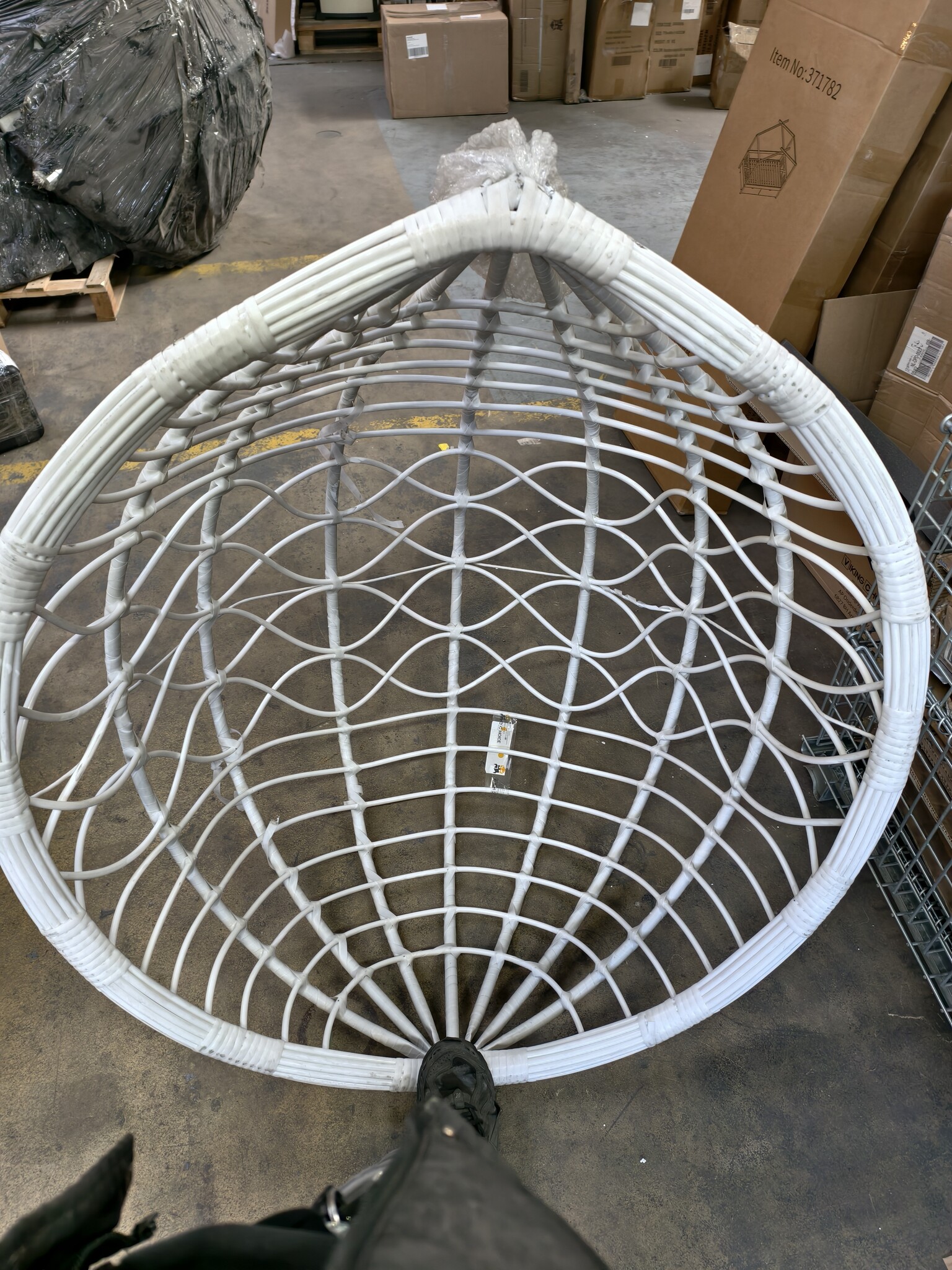 60% Korting! Witte Ei Hangstoel met Frame & Kussen - 125kg - Licht Beschadigd