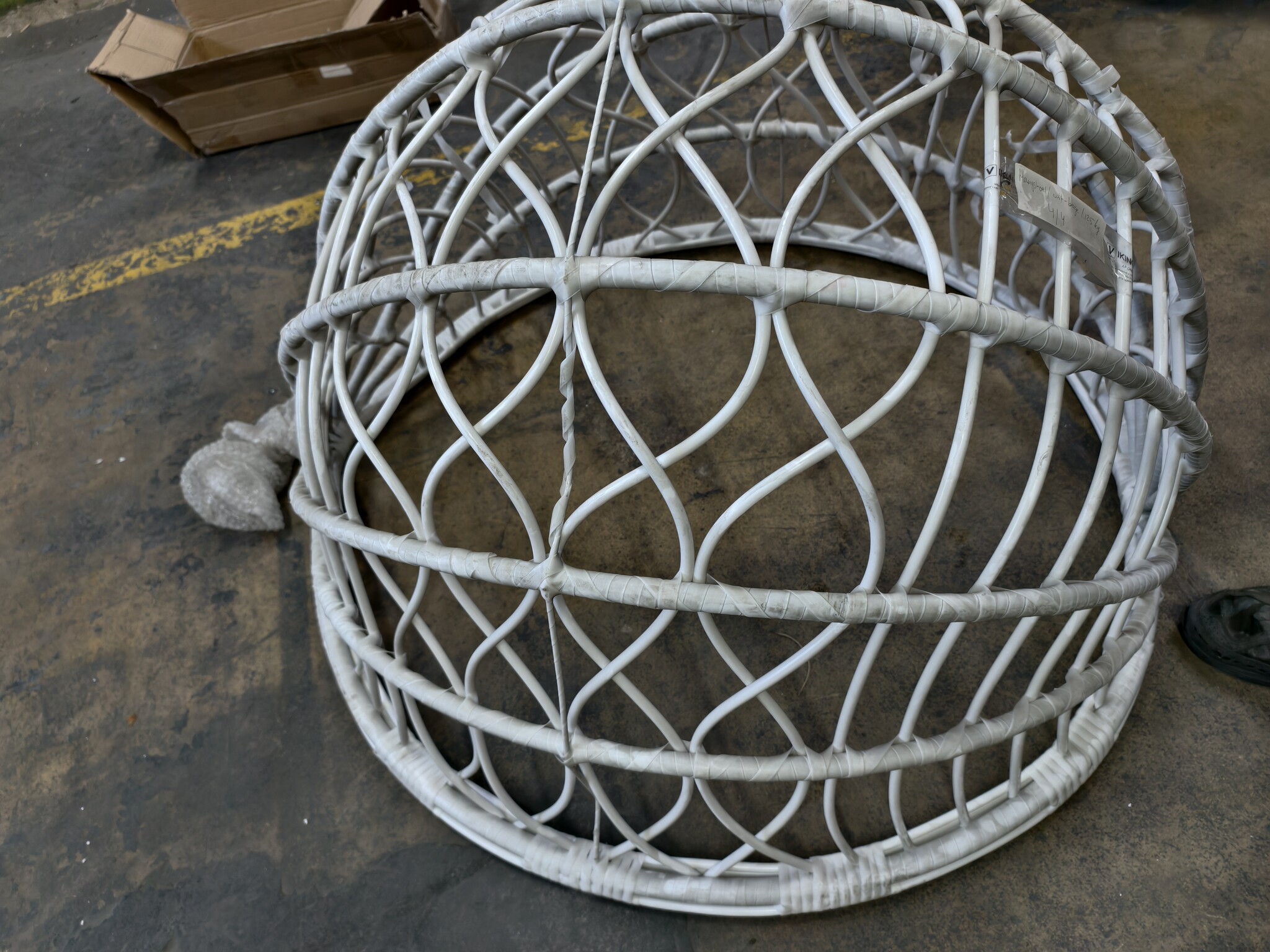 60% Korting! Witte Ei Hangstoel met Frame & Kussen - 125kg - Licht Beschadigd