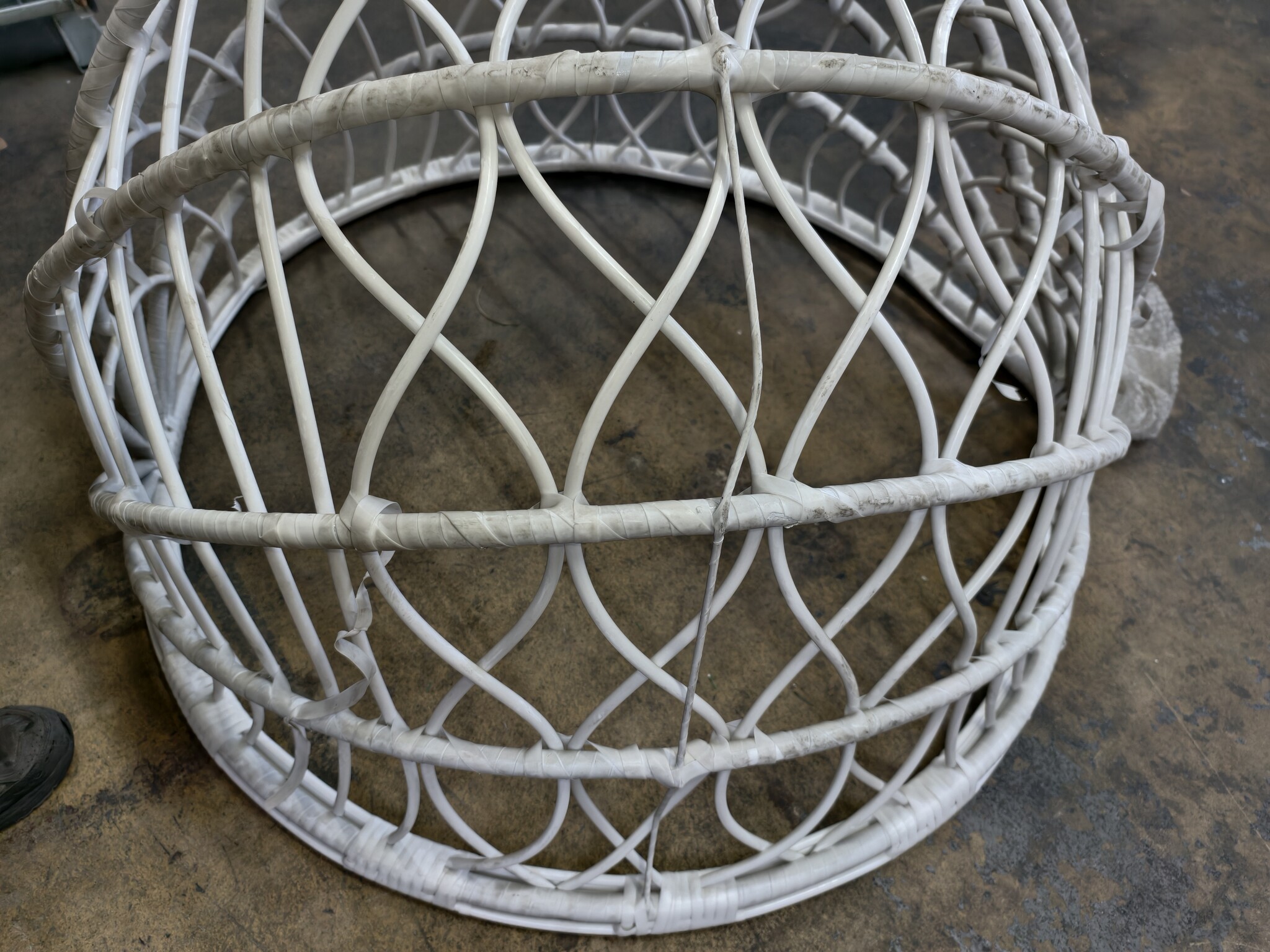 60% Korting! Witte Ei Hangstoel met Frame & Kussen - 125kg - Licht Beschadigd