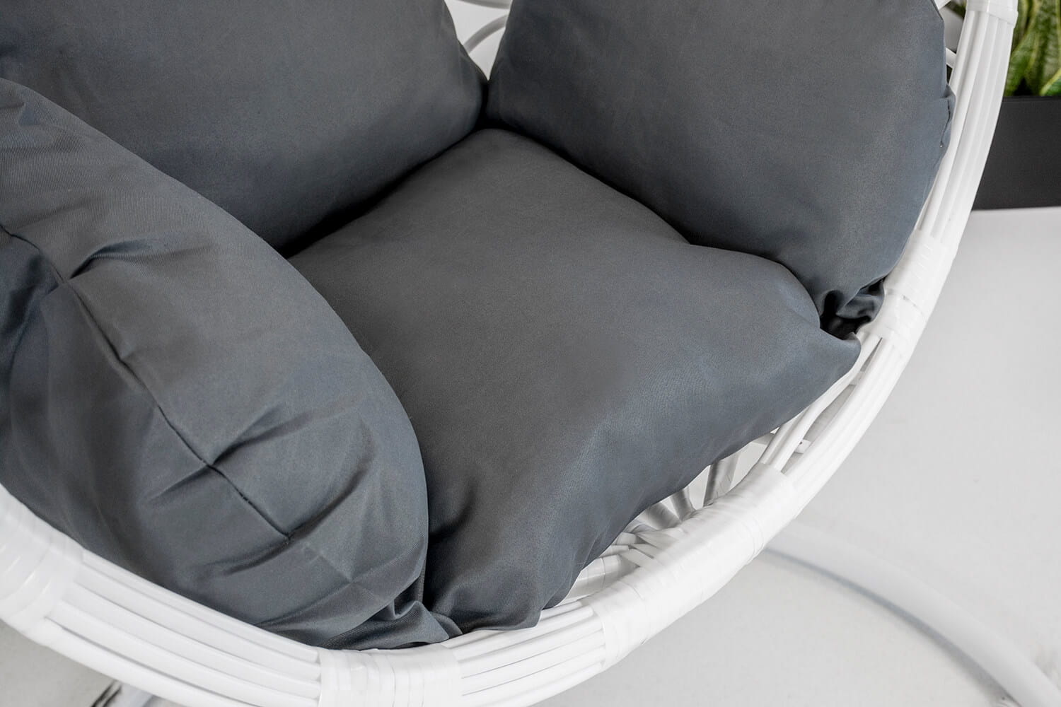 60% Korting! Witte Ei Hangstoel met Frame & Kussen - 125kg - Licht Beschadigd