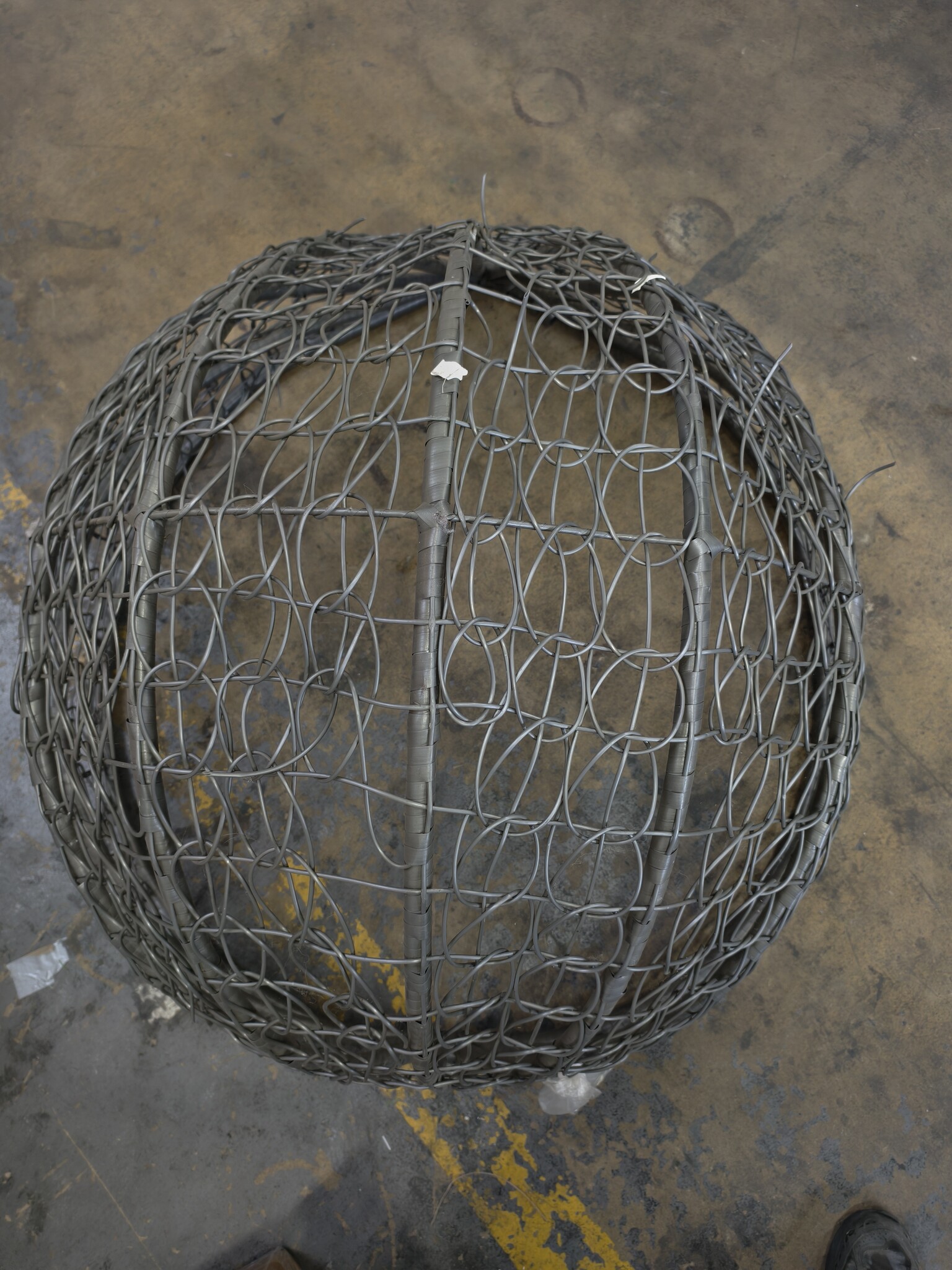 Outlet: Grote Korting! Hangstoel Ei Stoel Grijs met Frame - 60% KORTING!