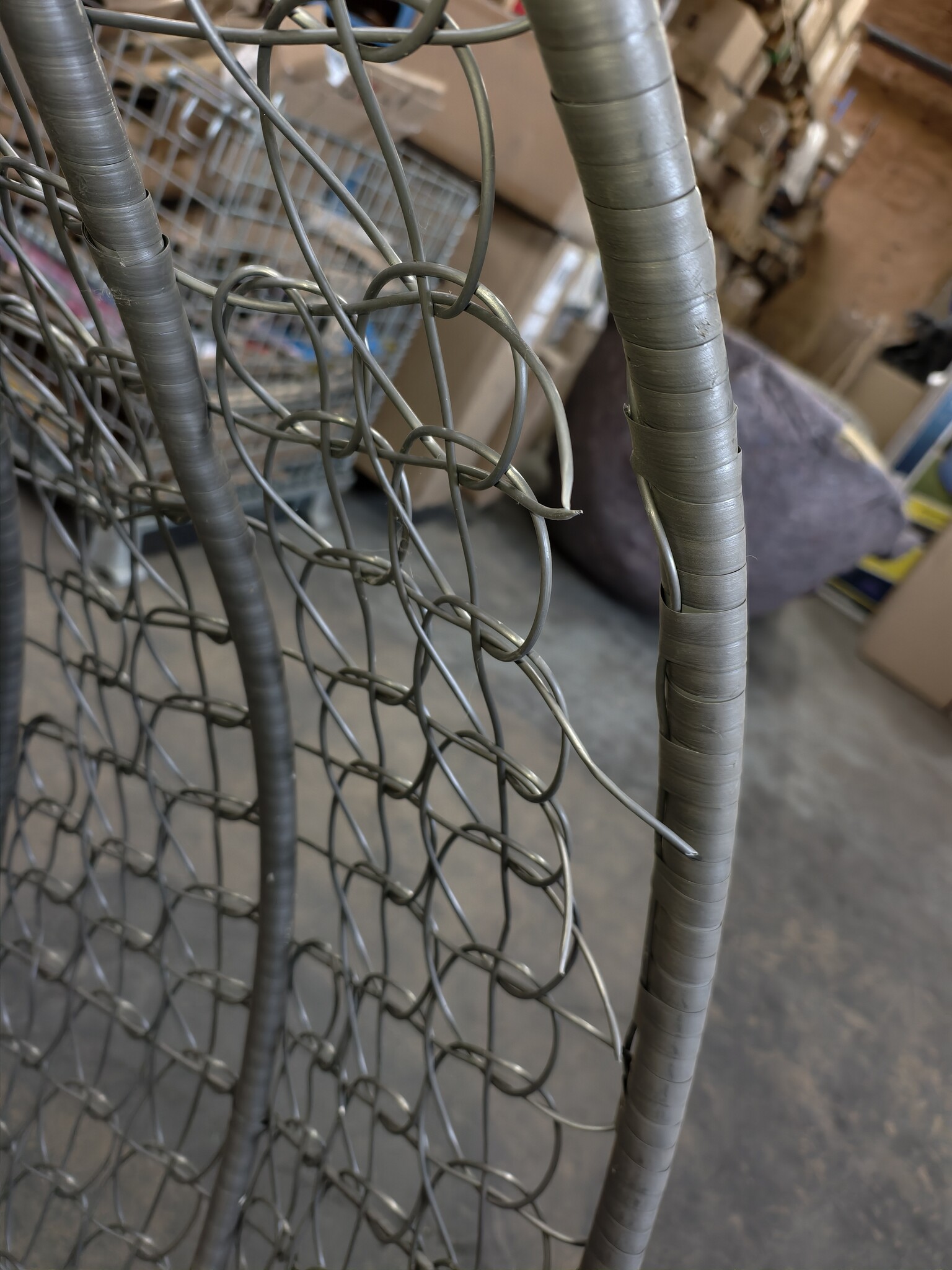 Outlet: Grote Korting! Hangstoel Ei Stoel Grijs met Frame - 60% KORTING!