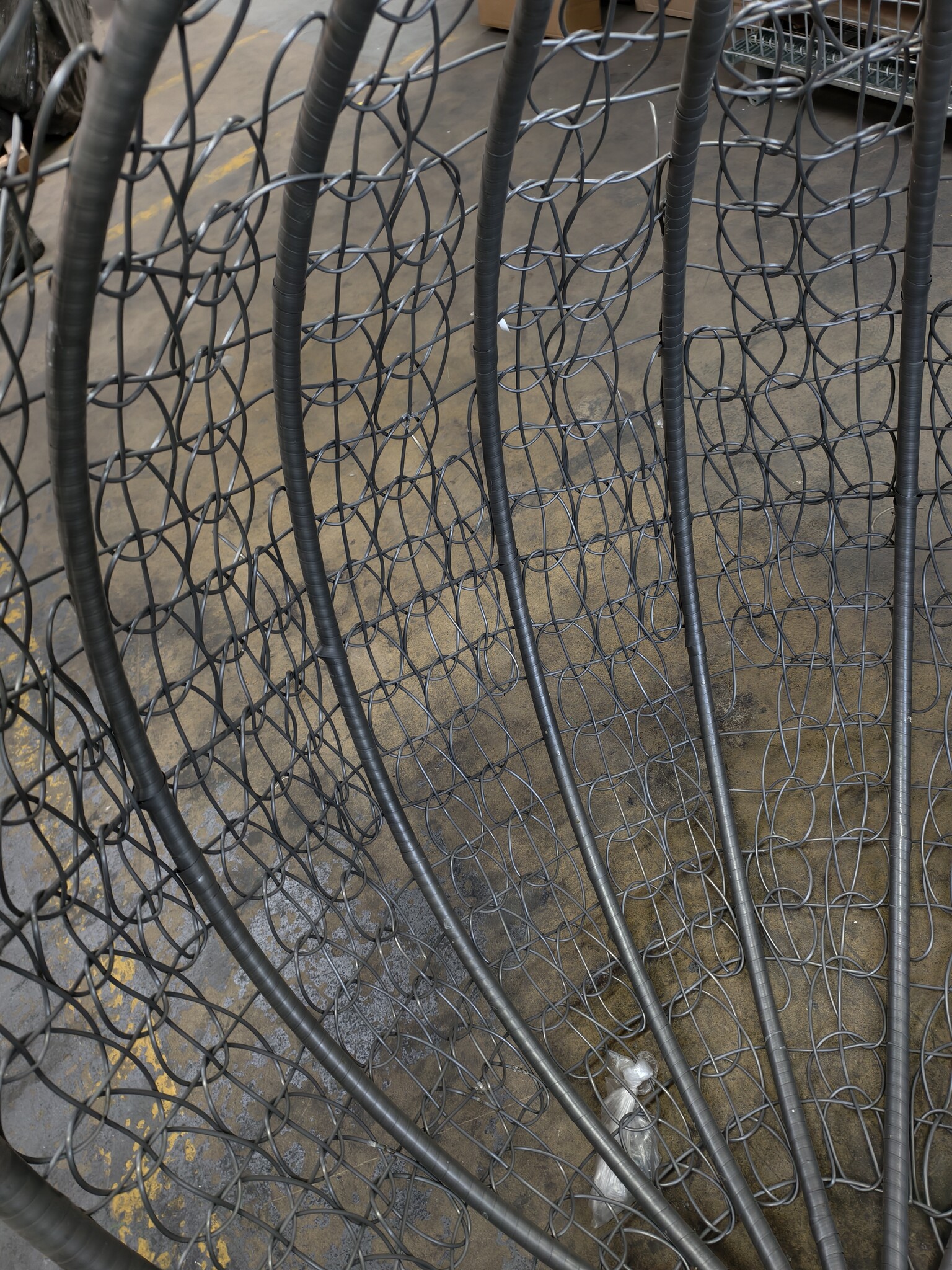 Outlet: Grote Korting! Hangstoel Ei Stoel Grijs met Frame - 60% KORTING!