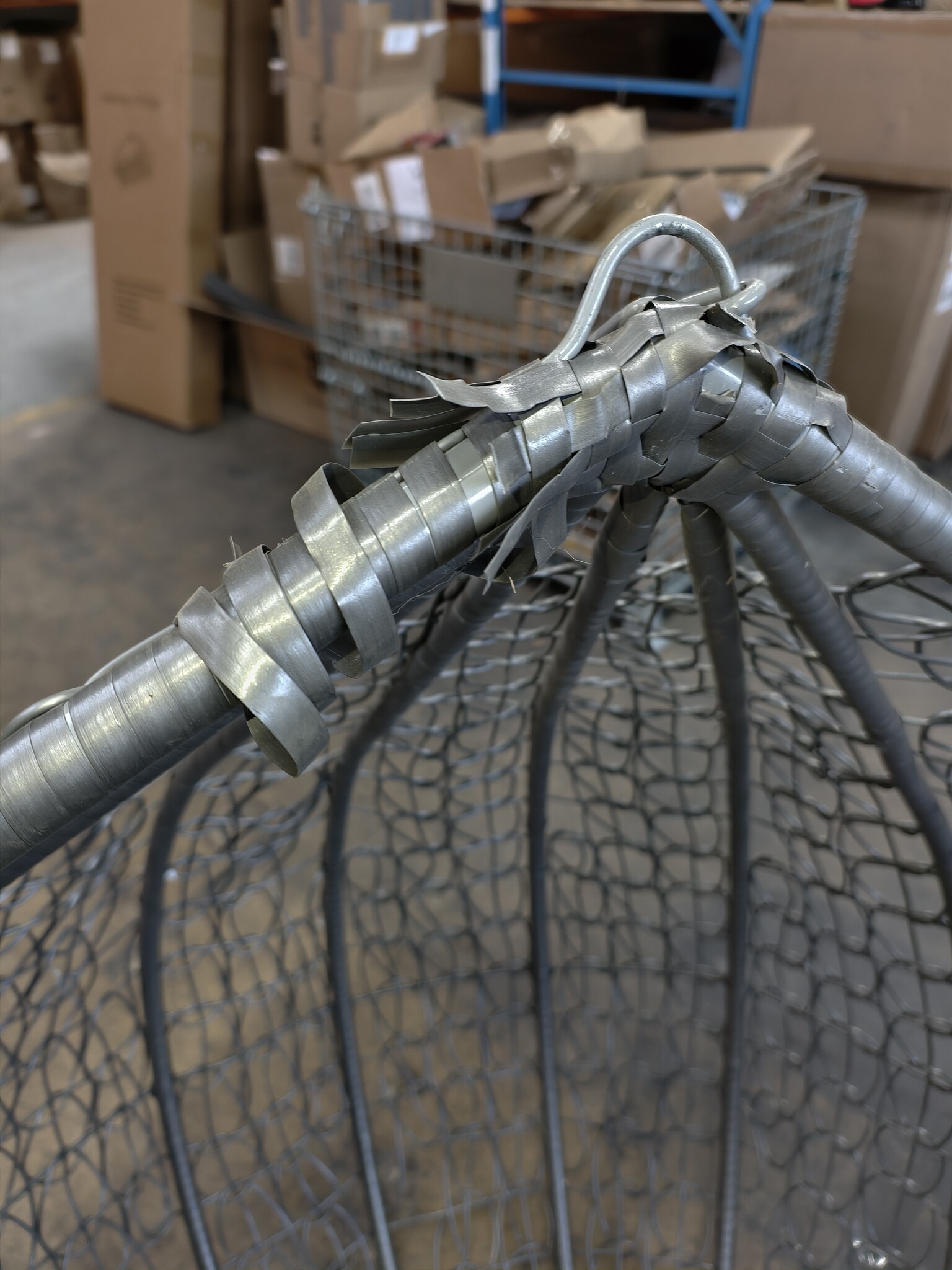 Outlet: Grote Korting! Hangstoel Ei Stoel Grijs met Frame - 60% KORTING!