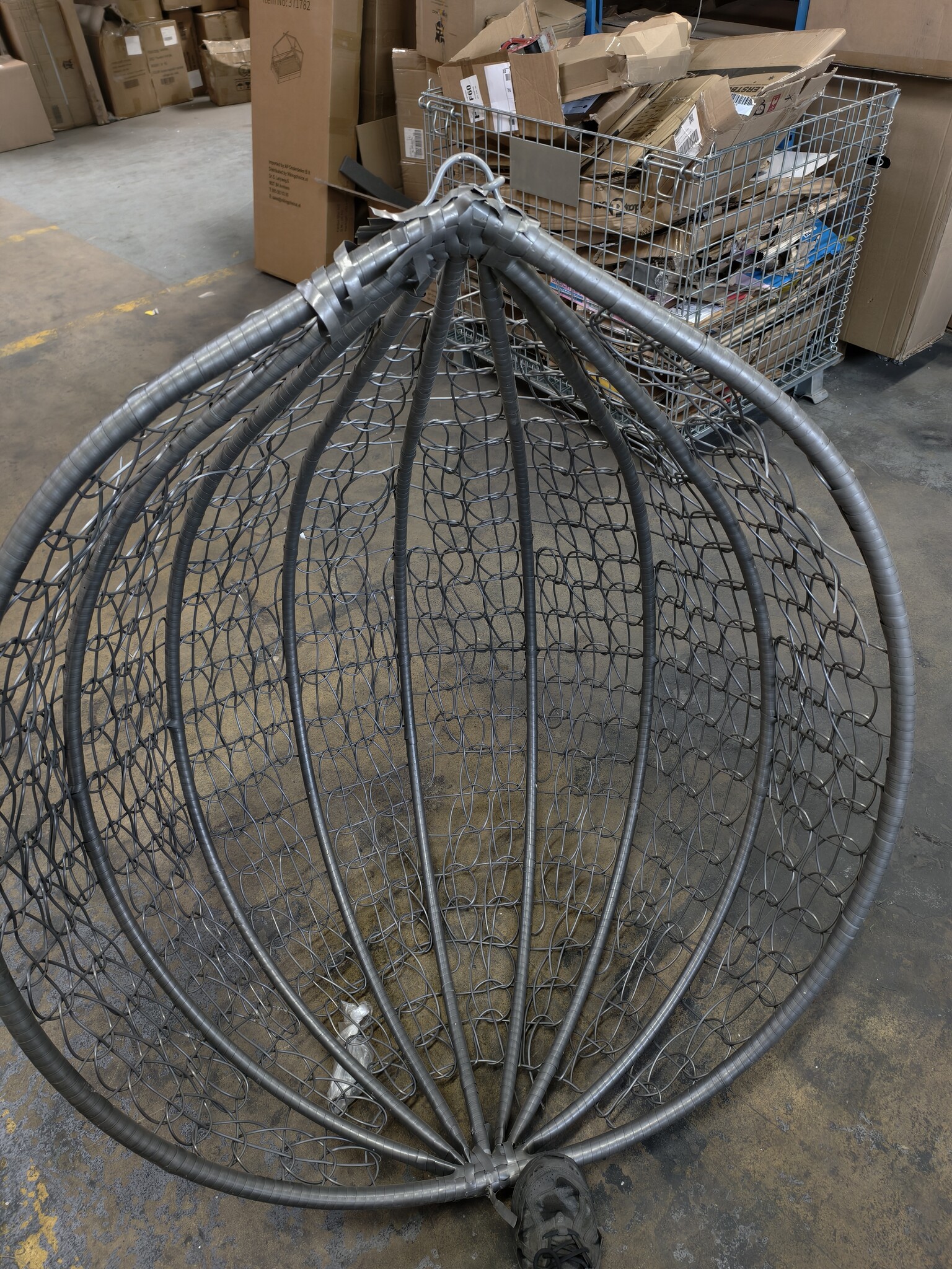 Outlet: Grote Korting! Hangstoel Ei Stoel Grijs met Frame - 60% KORTING!