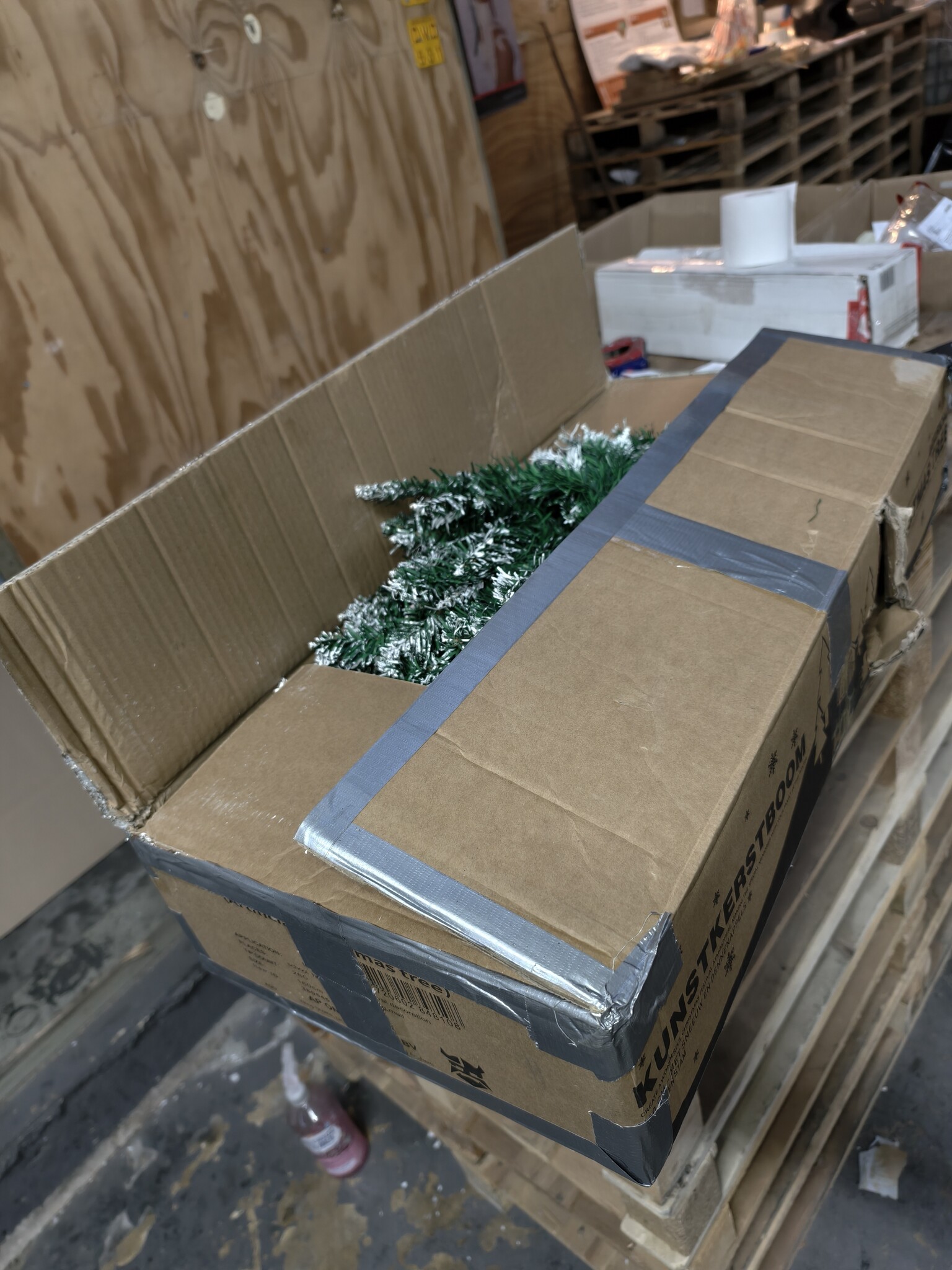 Kunstkerstboom 160cm met Sneeuw & Dennenappels - 40% Korting!