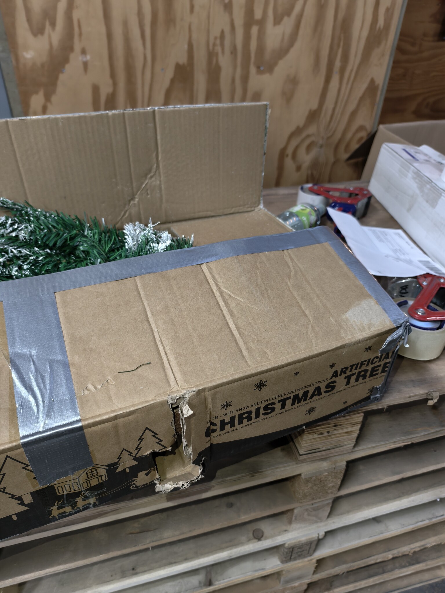 Kunstkerstboom 160cm met Sneeuw & Dennenappels - 40% Korting!