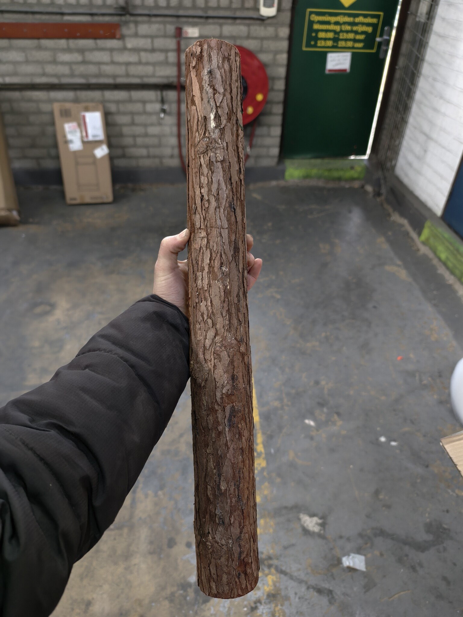 Kerstboom 220cm Kunst met Sneeuw & Houten Stam - 40% Korting!