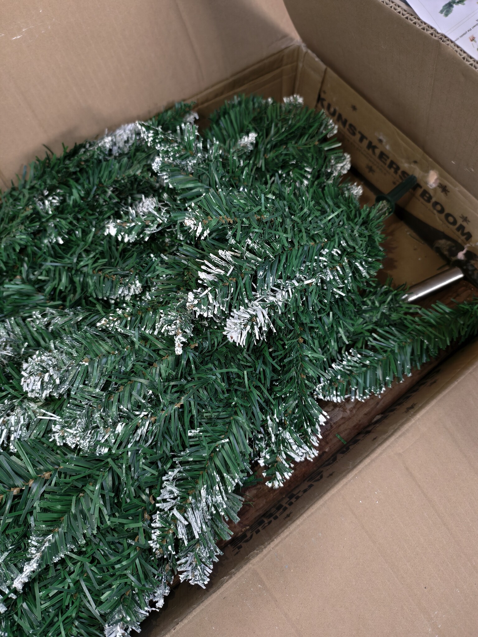 Kerstboom 220cm Kunst met Sneeuw & Houten Stam - 40% Korting!