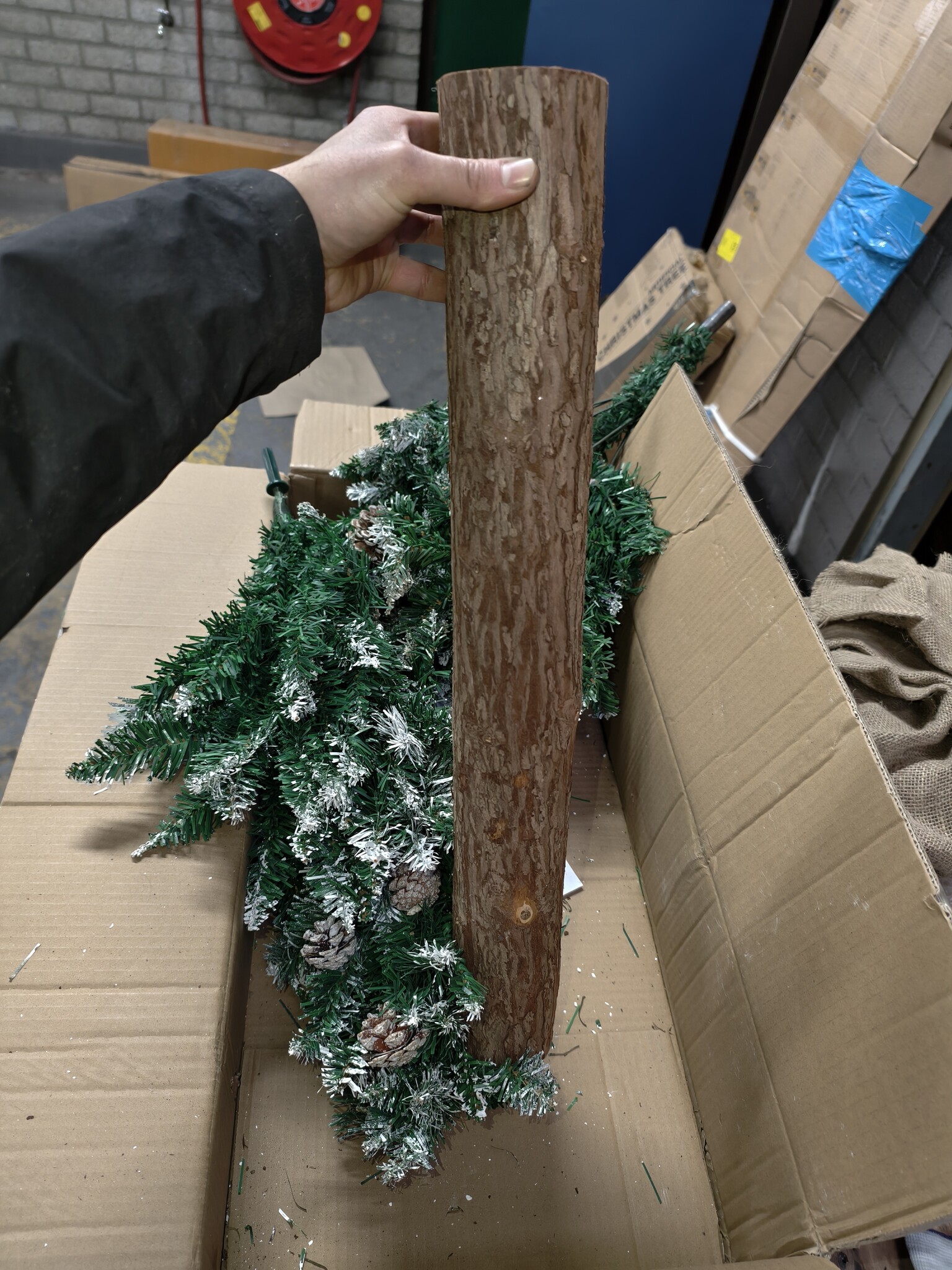 Kunstkerstboom 160cm - met sneeuw & dennenappels - 40% Korting
