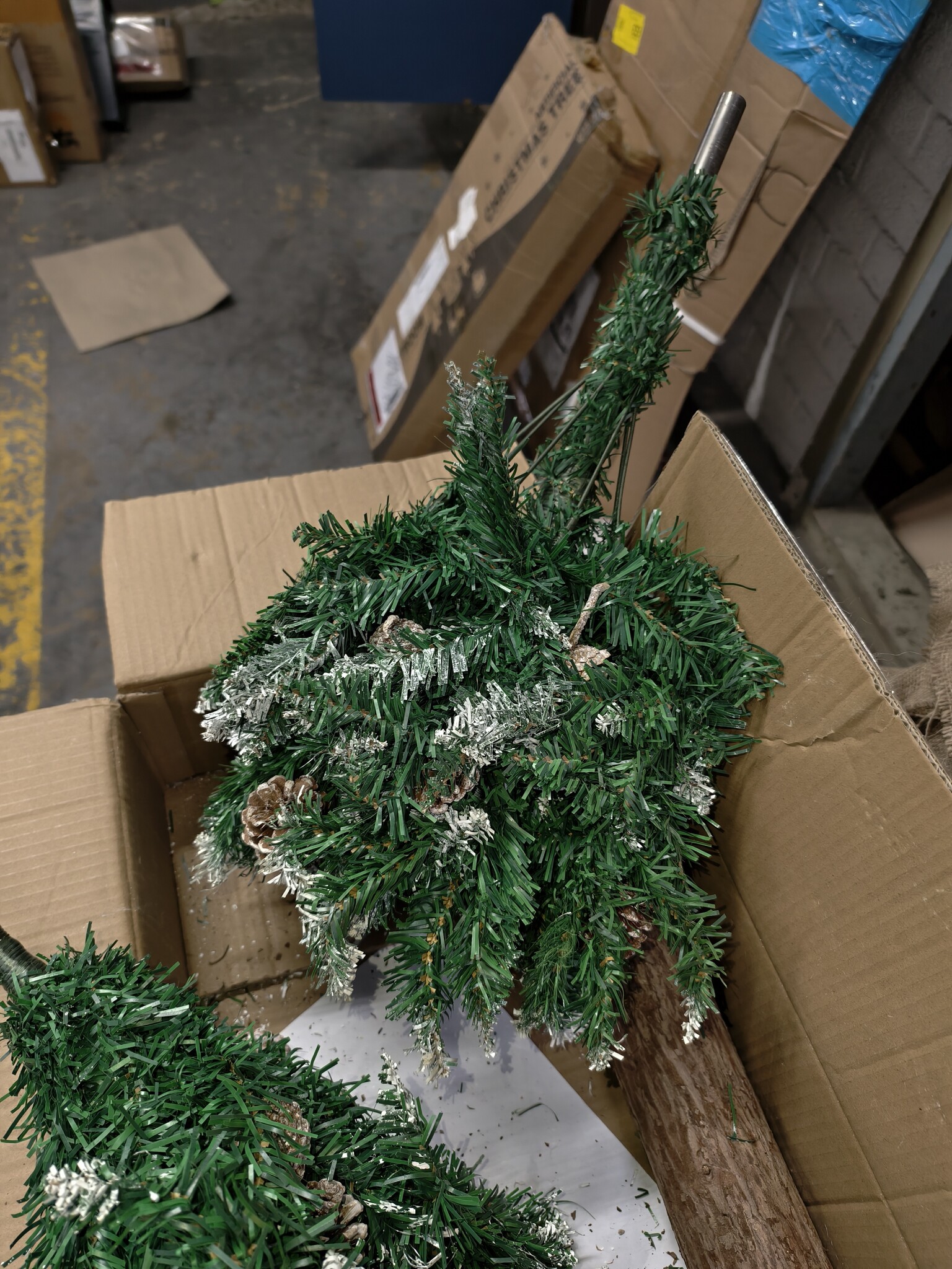 Kunstkerstboom 160cm - met sneeuw & dennenappels - 40% Korting