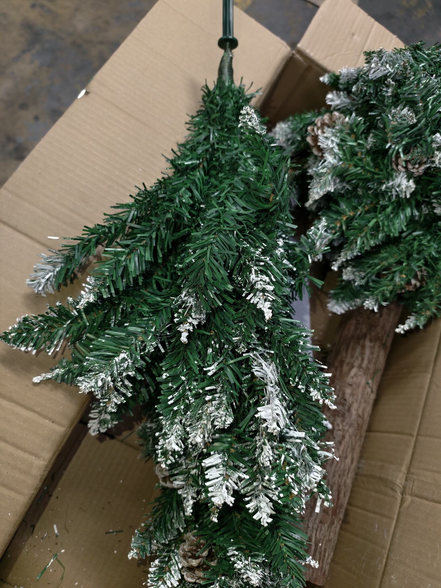 Kunstkerstboom 160cm - met sneeuw & dennenappels - 40% Korting