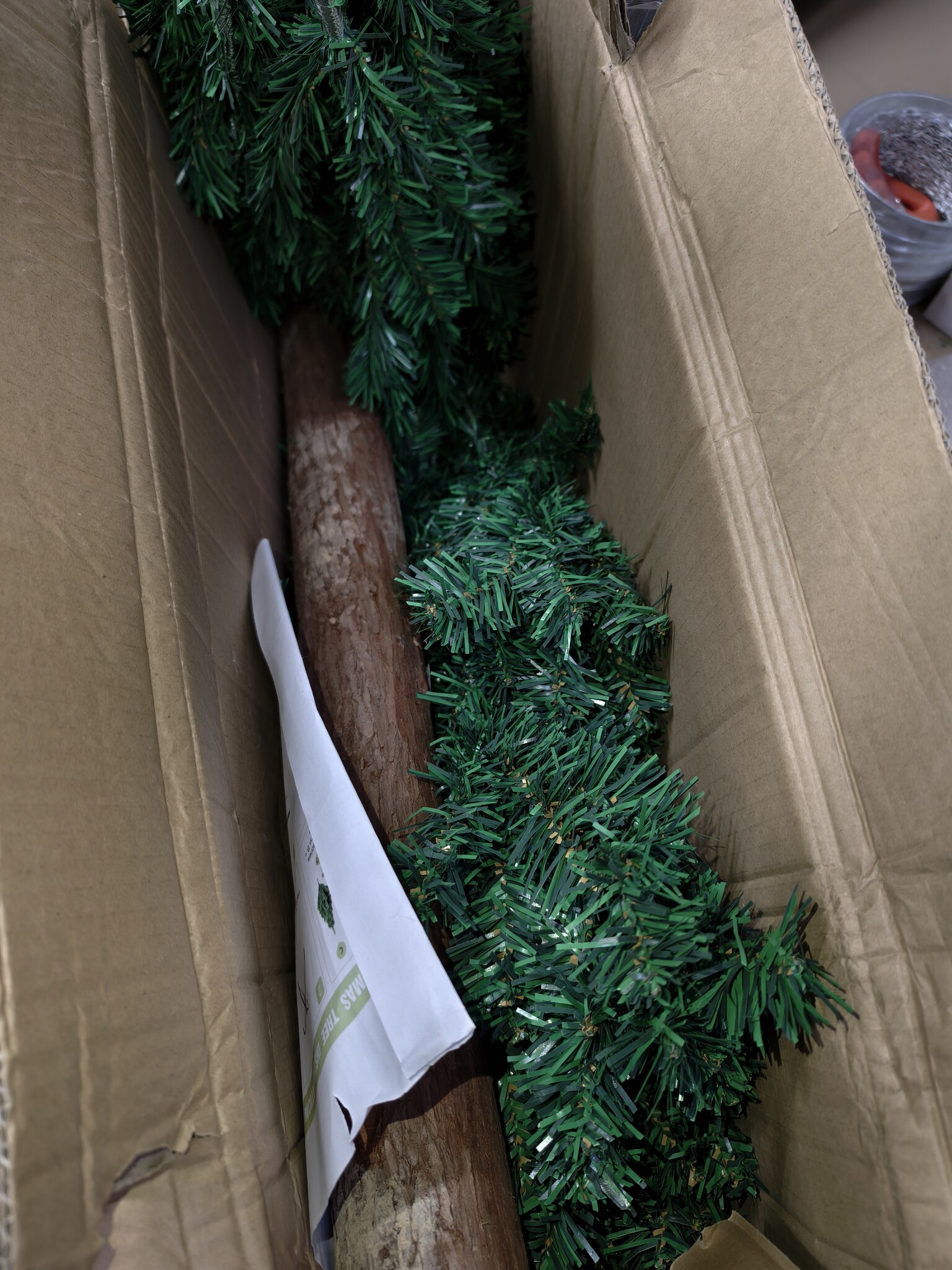 Kunstkerstboom 220 cm - Spar met Houten Stam (40% Korting)