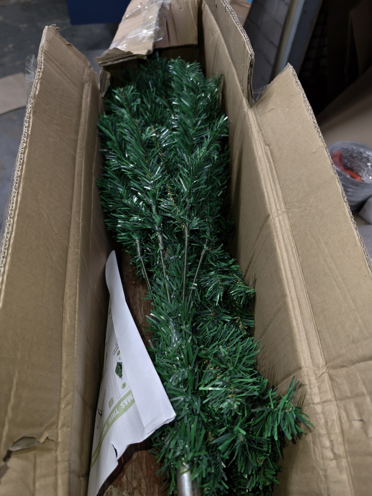 Kunstkerstboom 220 cm - Spar met Houten Stam (40% Korting)