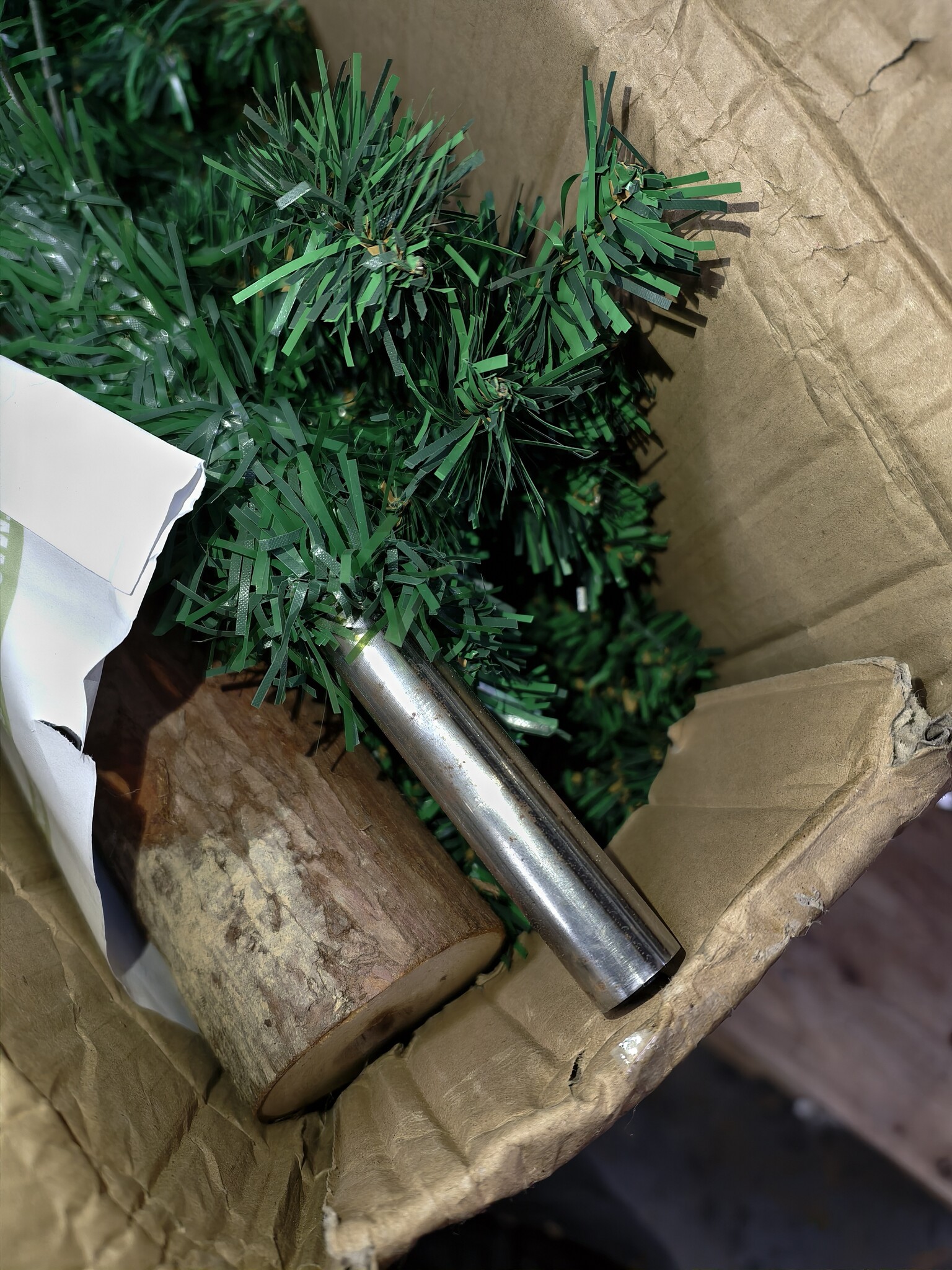 Kunstkerstboom 220 cm - Spar met Houten Stam (40% Korting)