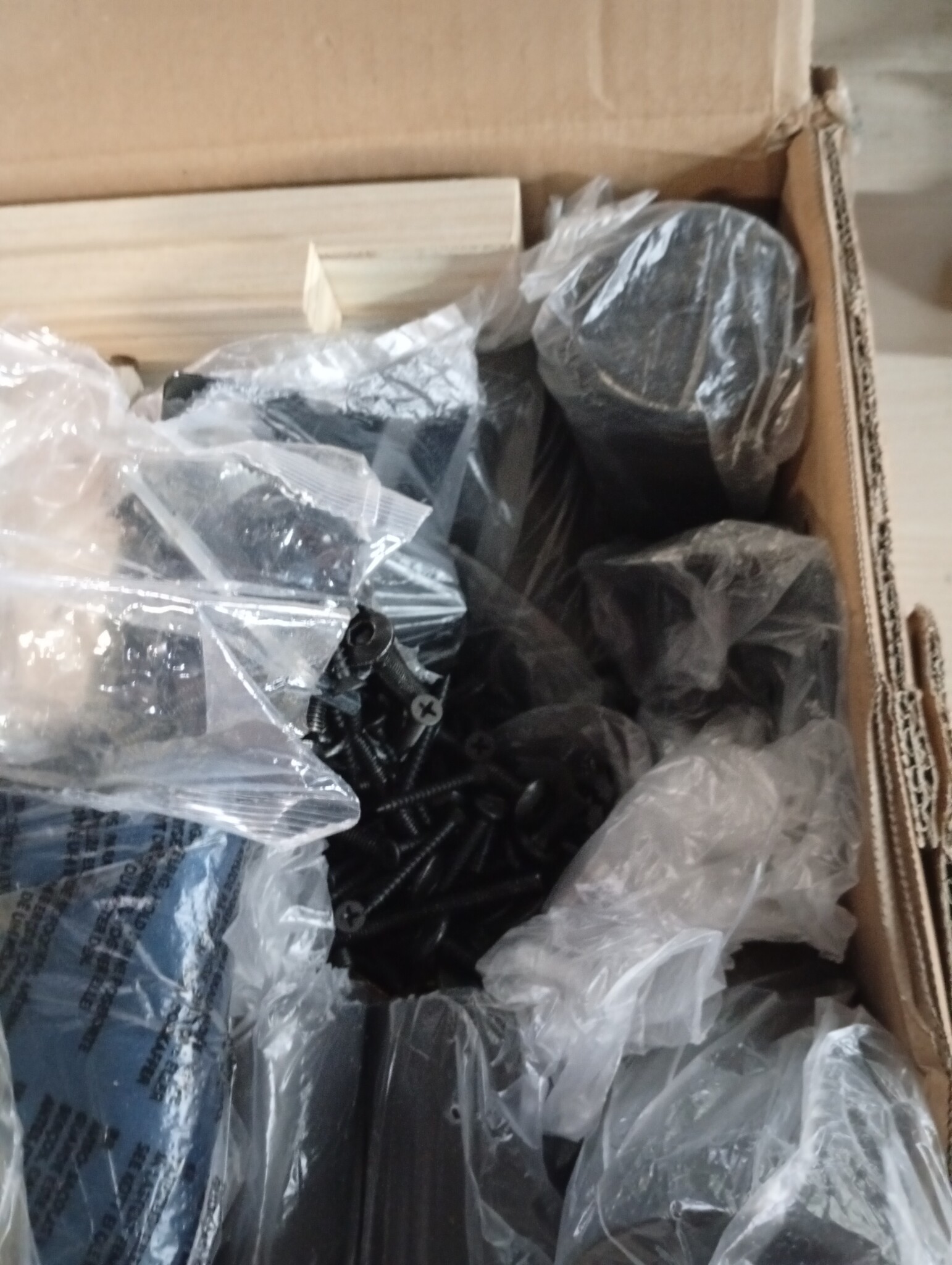 vidaXL Bedframe Fluweel Donkerblauw 140x200 cm - 55% Korting!