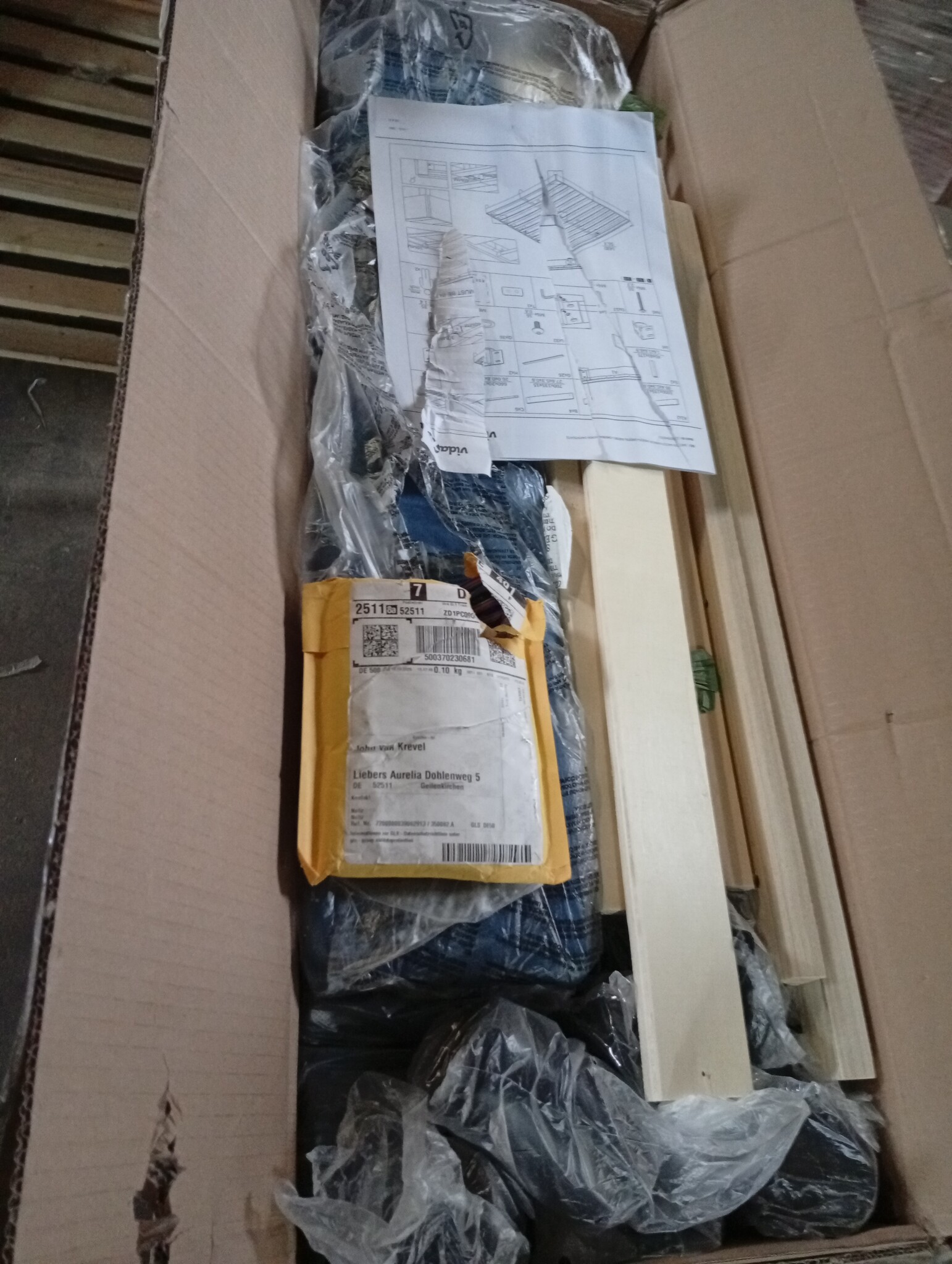 vidaXL Bedframe Fluweel Donkerblauw 140x200 cm - 55% Korting!