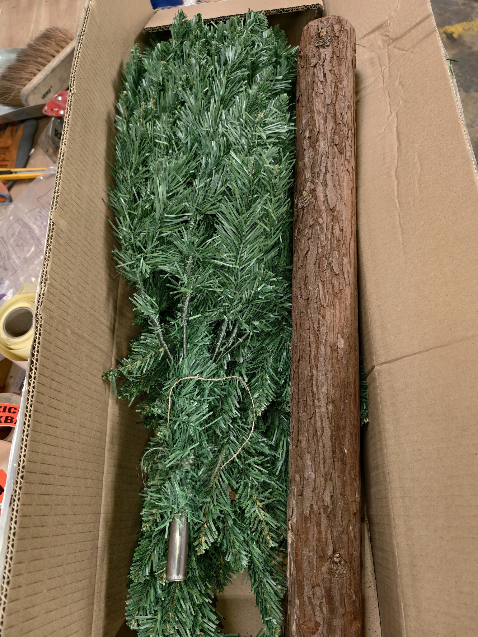 Kunstkerstboom 190 cm met houten stam - Nu met 0% korting