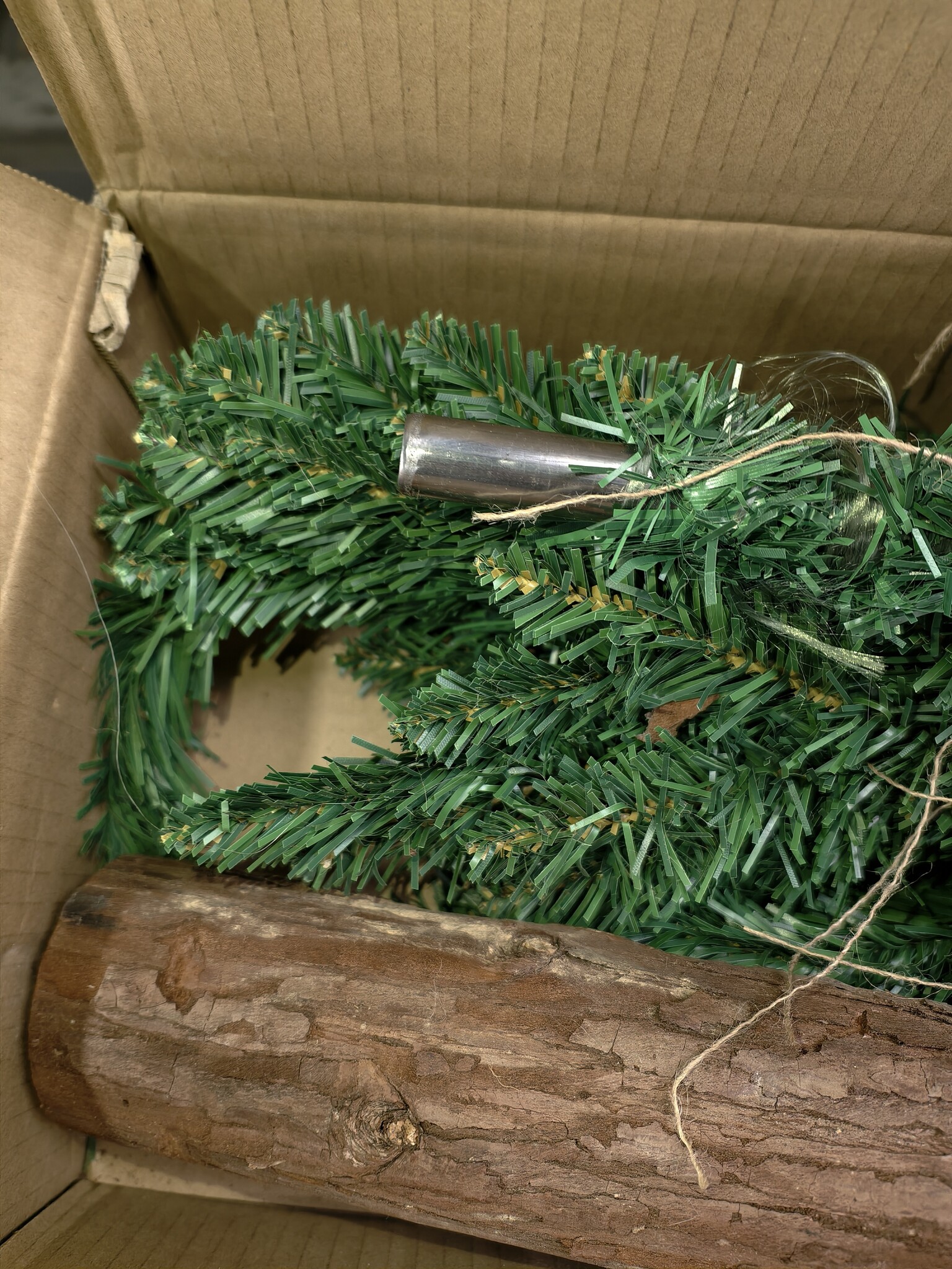 Kunstkerstboom 190 cm met houten stam - Nu met 0% korting