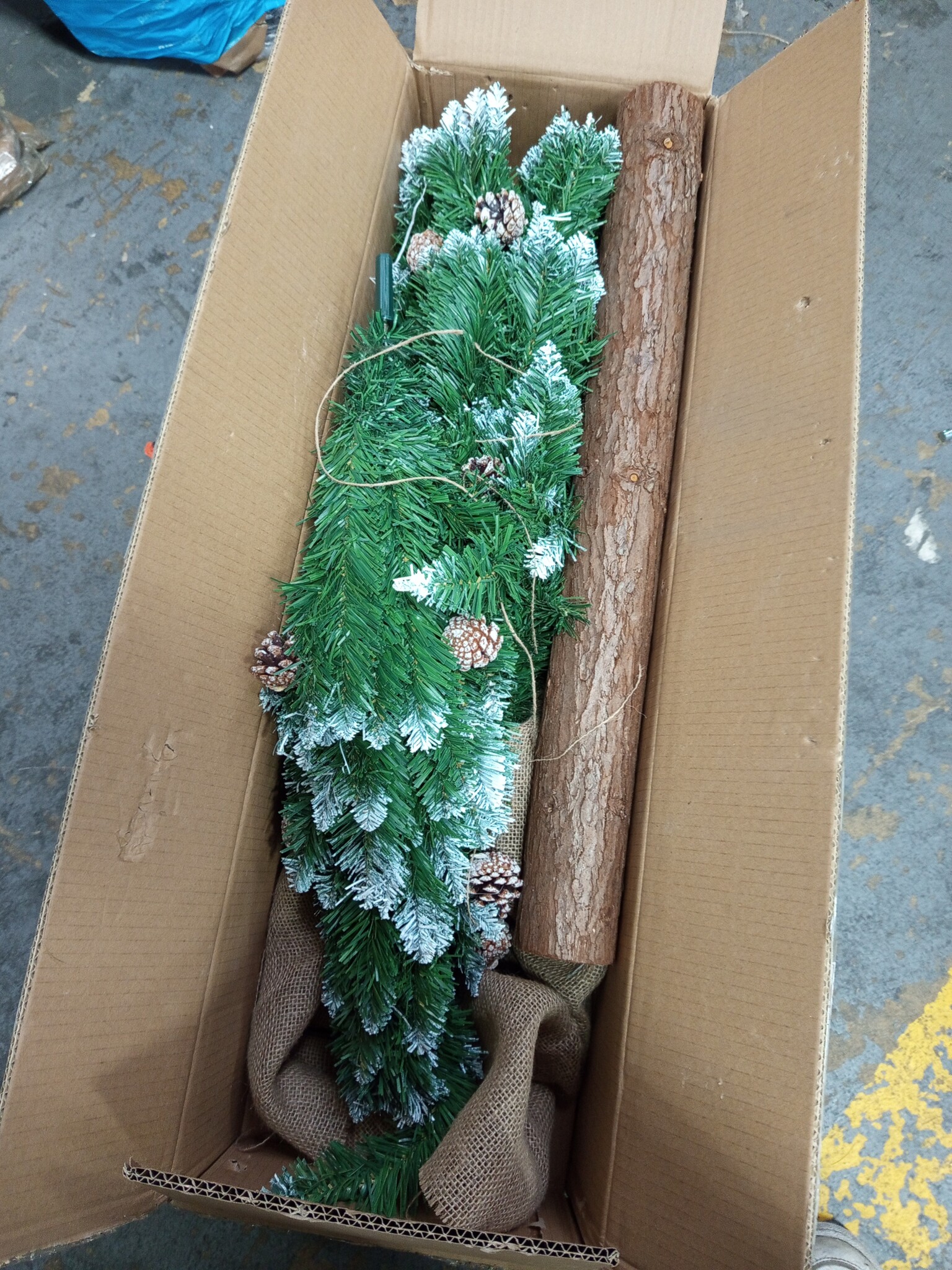 Kunstkerstboom 180 cm - Met sneeuw & dennenappels, houten stam