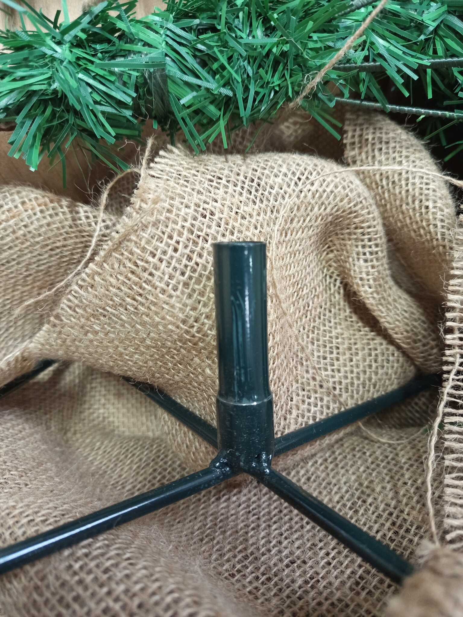 Kunstkerstboom 180 cm - Met sneeuw & dennenappels, houten stam