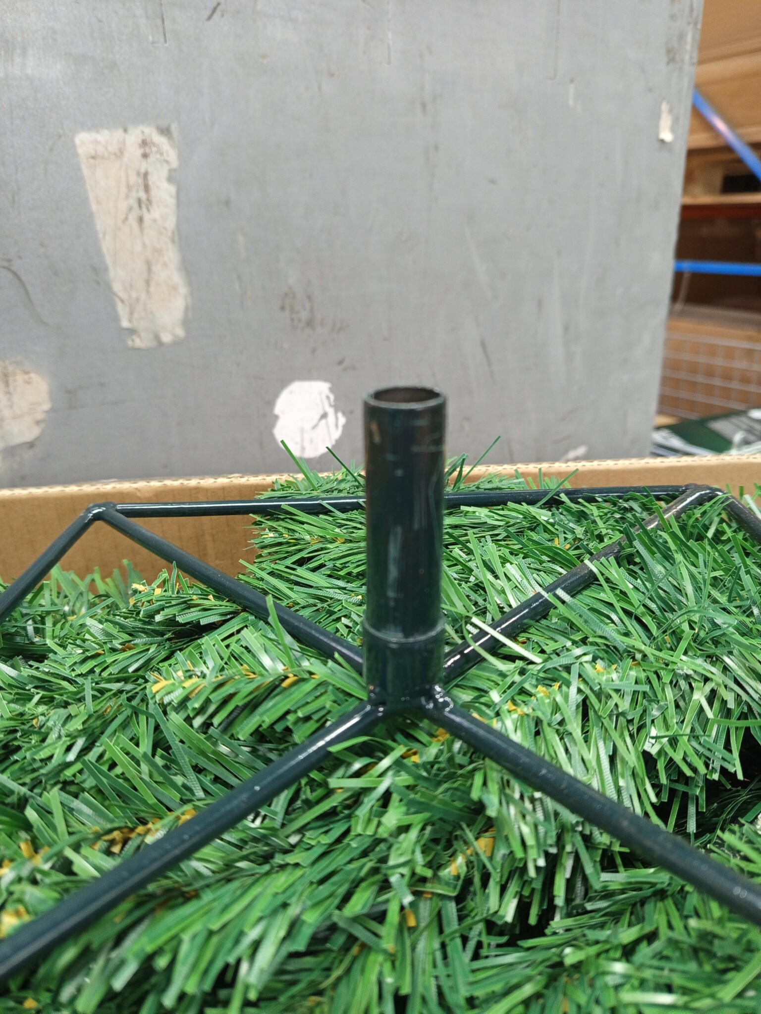 Kunstkerstboom 190 cm - Spar met houten stam | Retourtje.nl