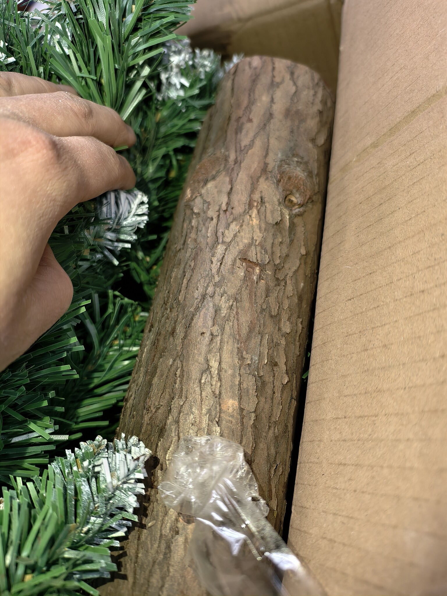 Kunstkerstboom 180cm - Sneeuw & Dennenappels - Houten Stam