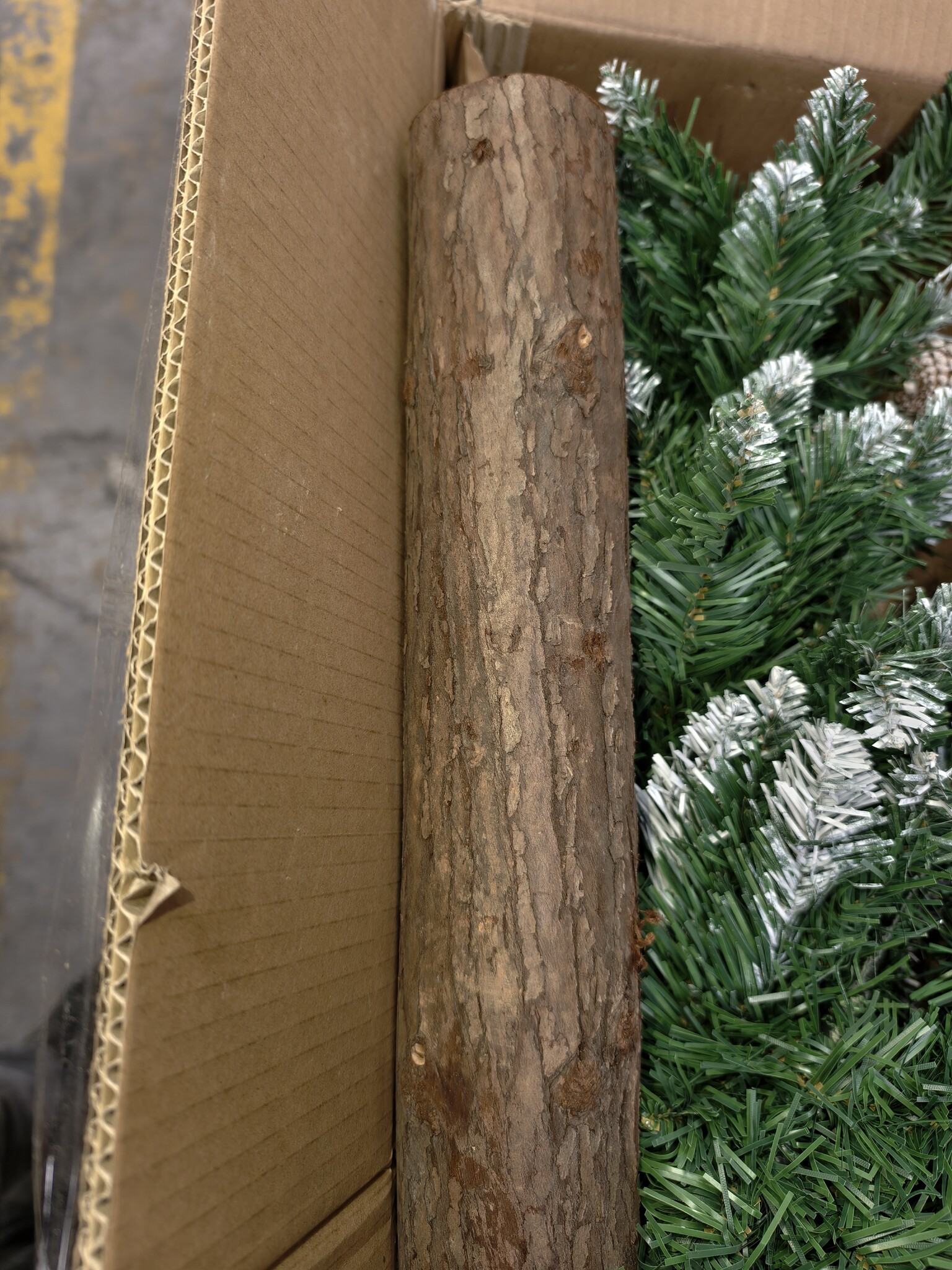 Kunstkerstboom 180cm - Sneeuw & Dennenappels - Houten Stam