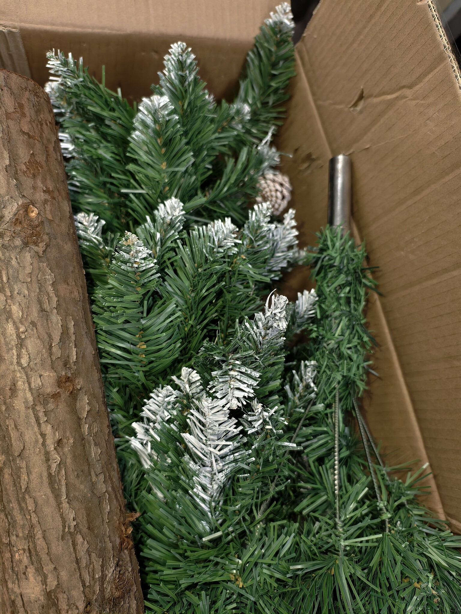 Kunstkerstboom 180cm - Sneeuw & Dennenappels - Houten Stam