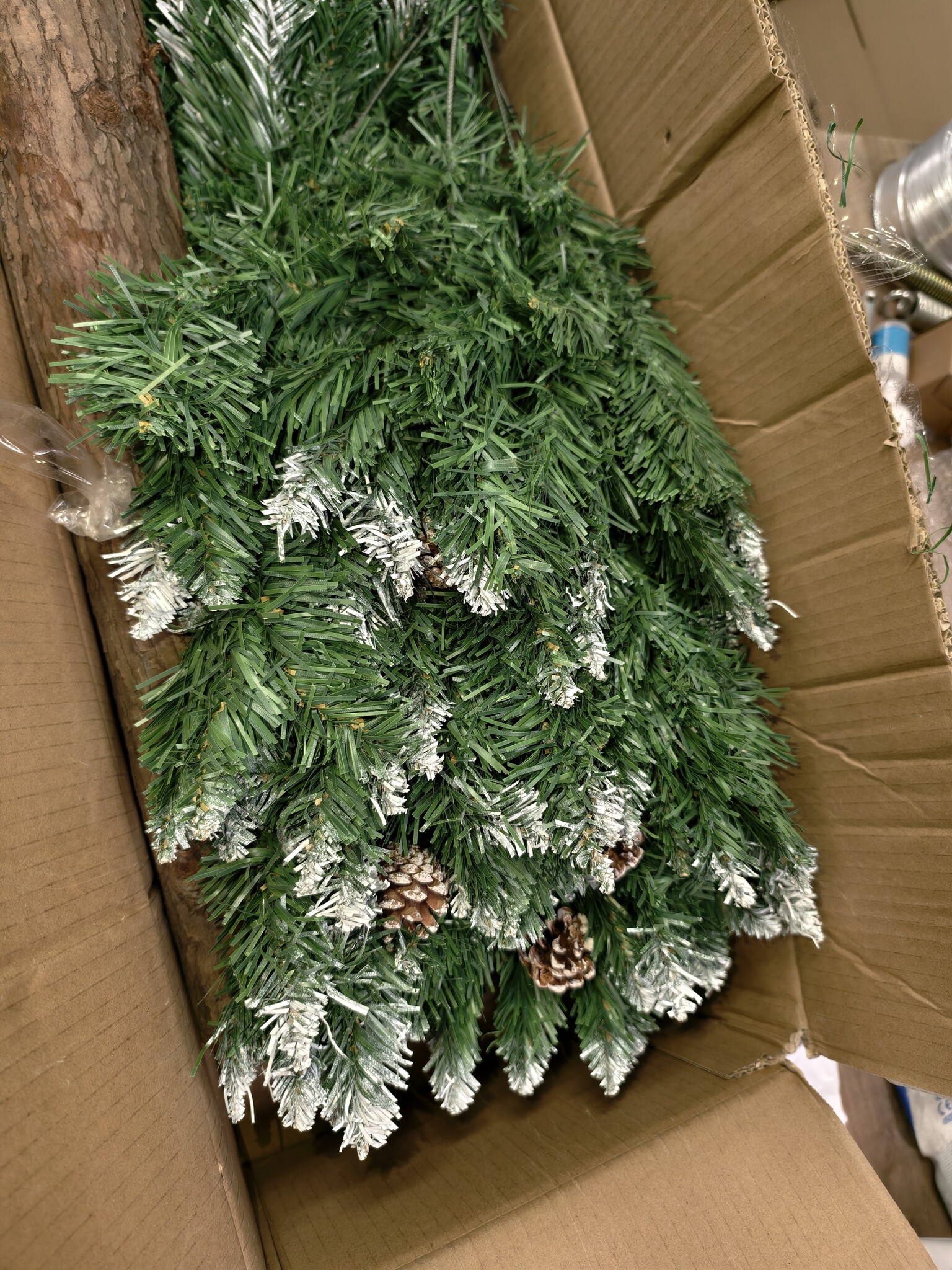 Kunstkerstboom 180cm - Sneeuw & Dennenappels - Houten Stam