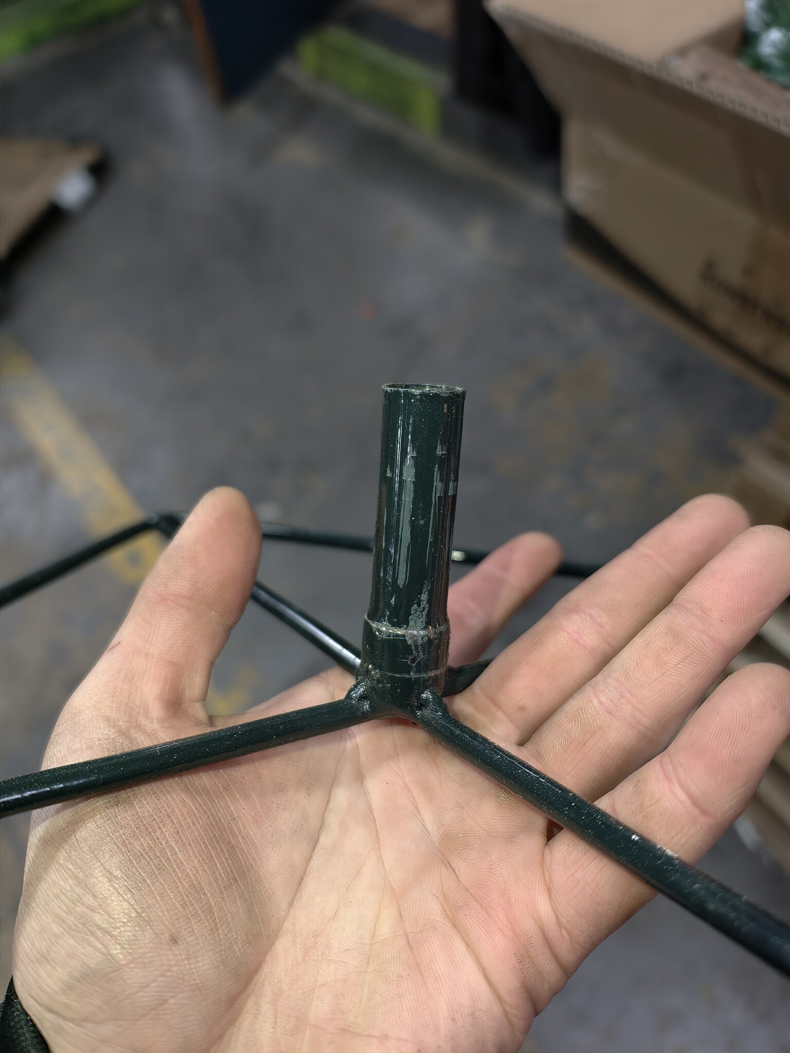 Kunstkerstboom 180cm - Sneeuw & Dennenappels - Houten Stam