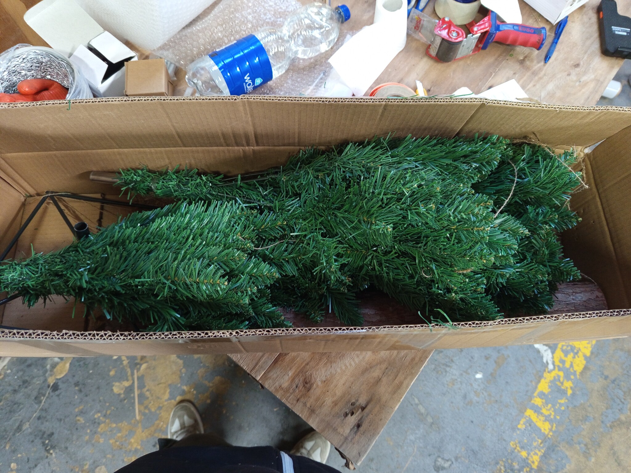 Kunstkerstboom 190 cm - Spar met houten stam (0% Korting)