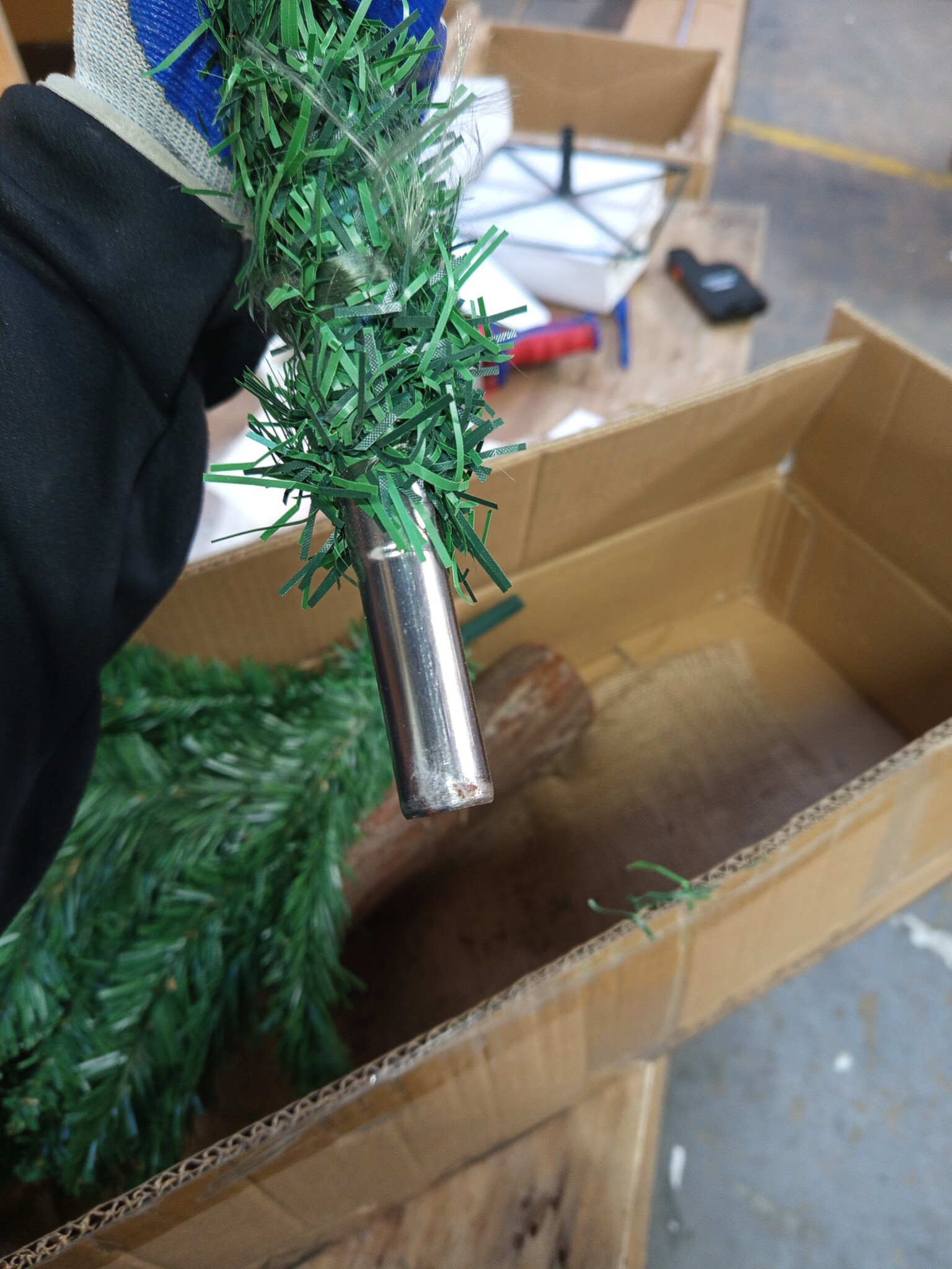 Kunstkerstboom 190 cm - Spar met houten stam (0% Korting)