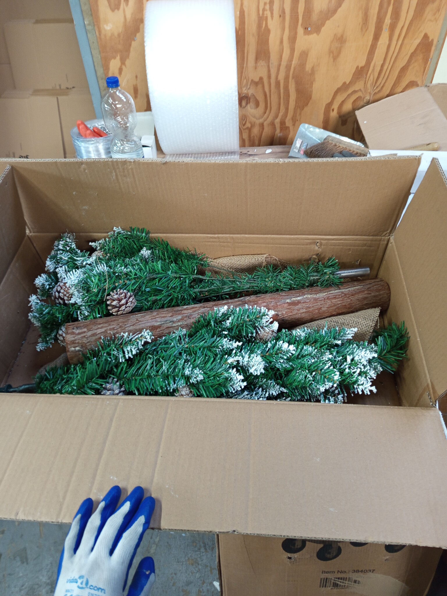 Kunstkerstboom 160 cm - Sneeuw & Dennenappels - Houten Stam