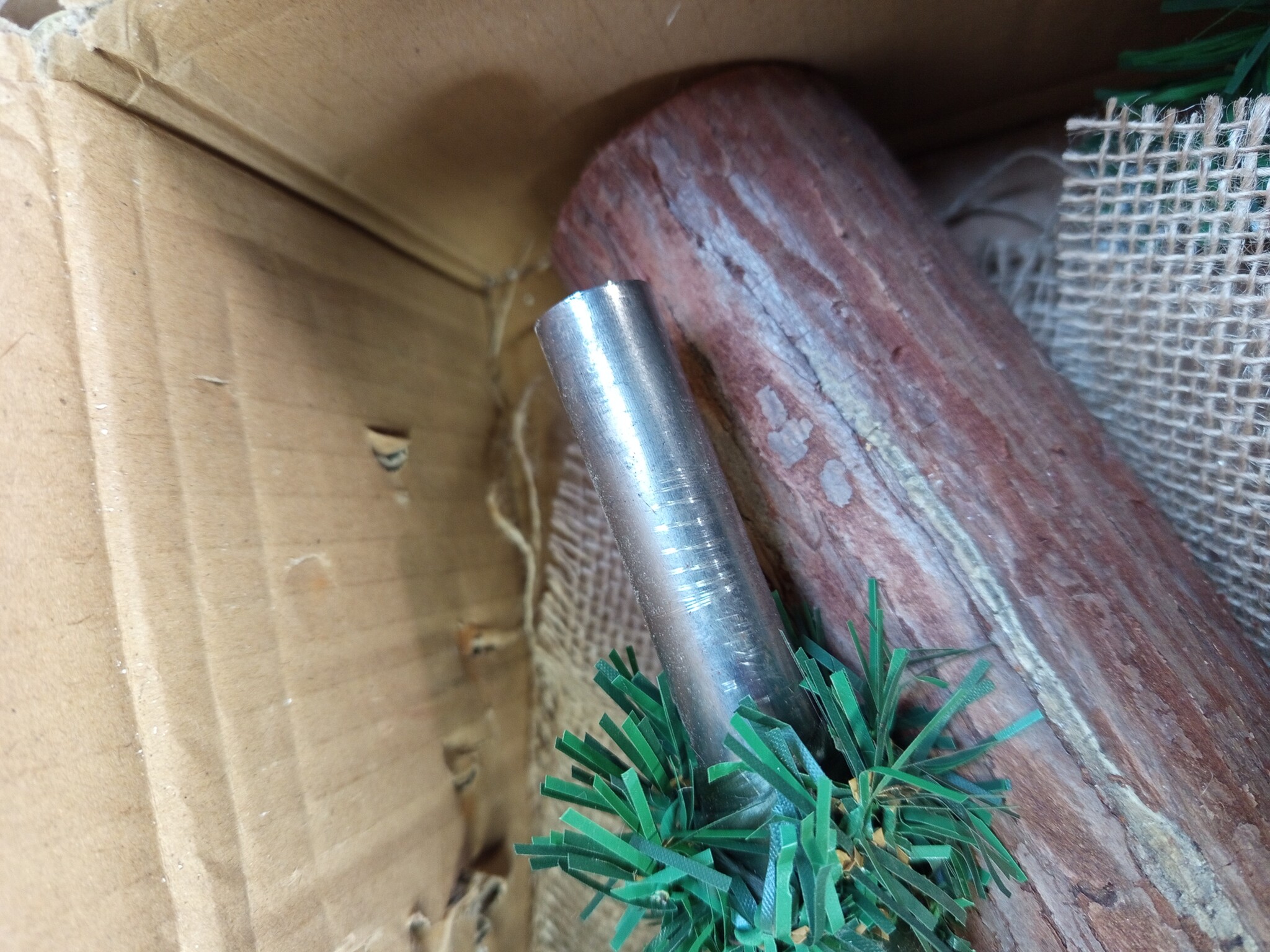 Kunstkerstboom 160 cm - Sneeuw & Dennenappels - Houten Stam