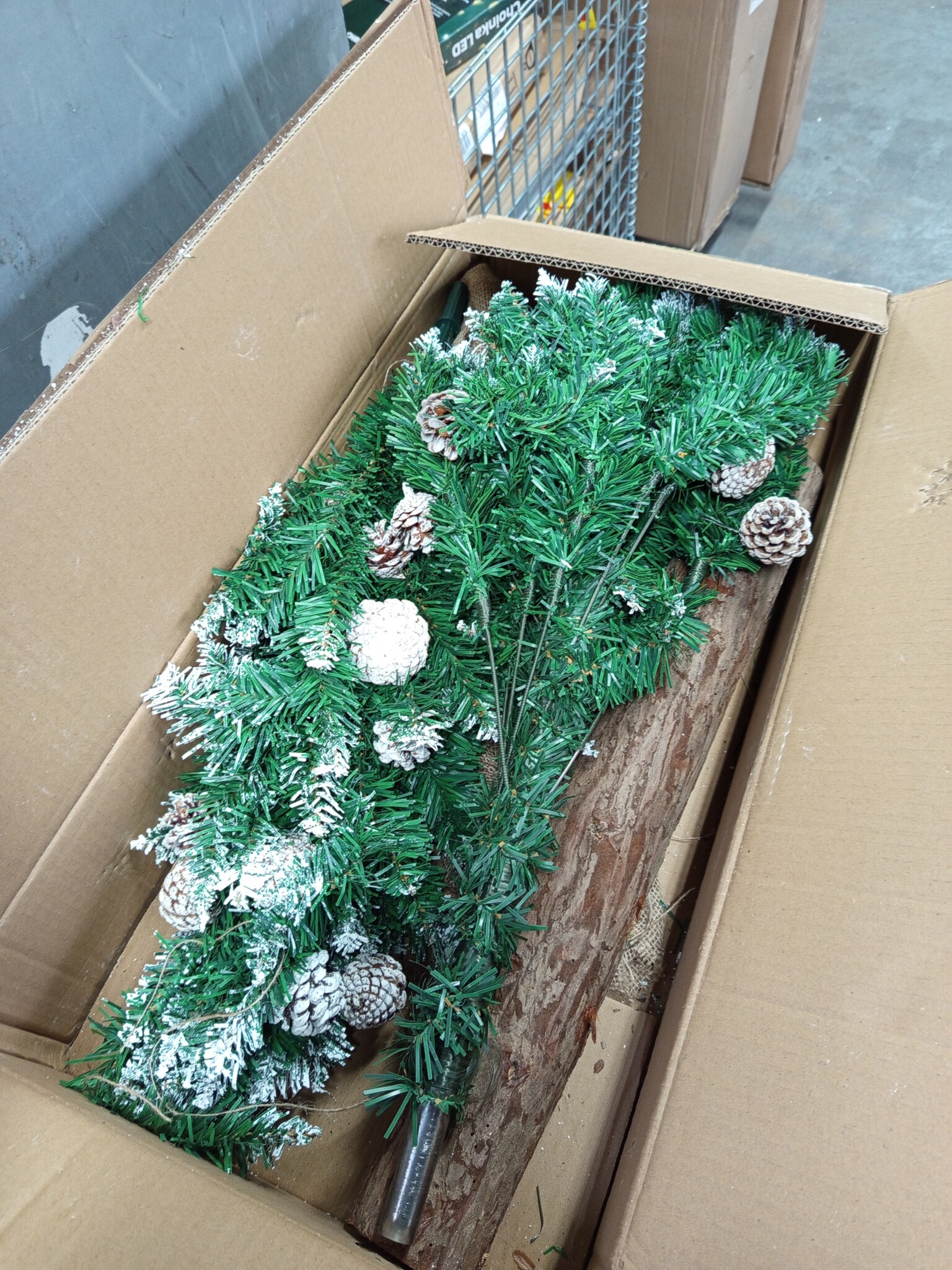 Kunstkerstboom 160cm - Sneeuw & Dennenappels - 40% Korting!