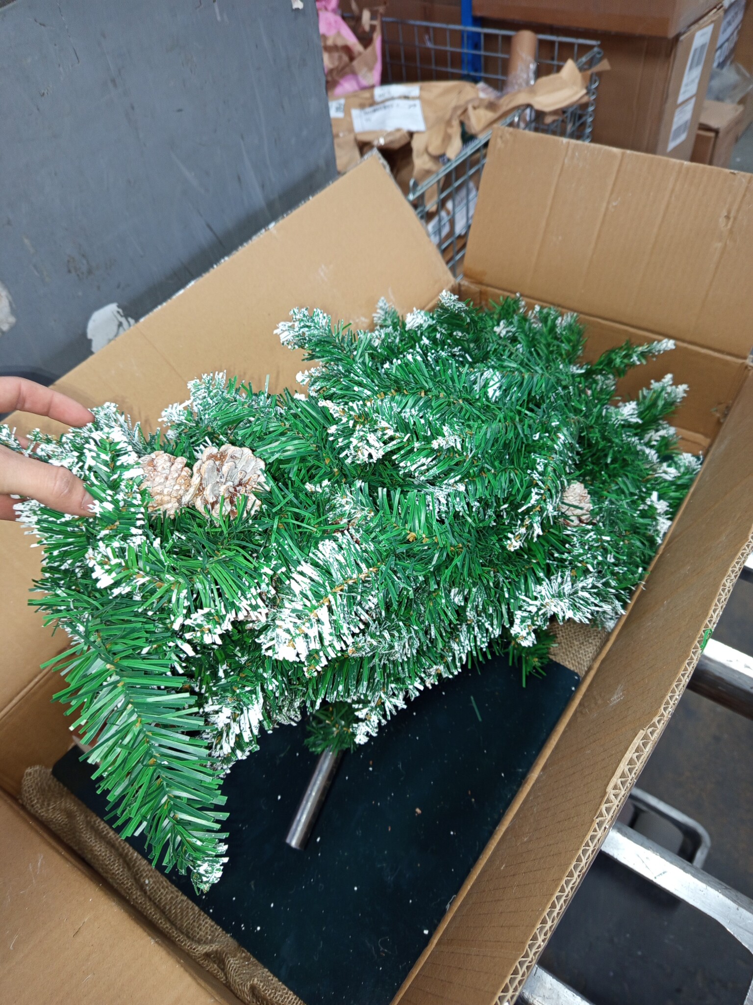 Kunstkerstboom 160cm - Sneeuw, Dennenappels & Houten Stam - retourproduct