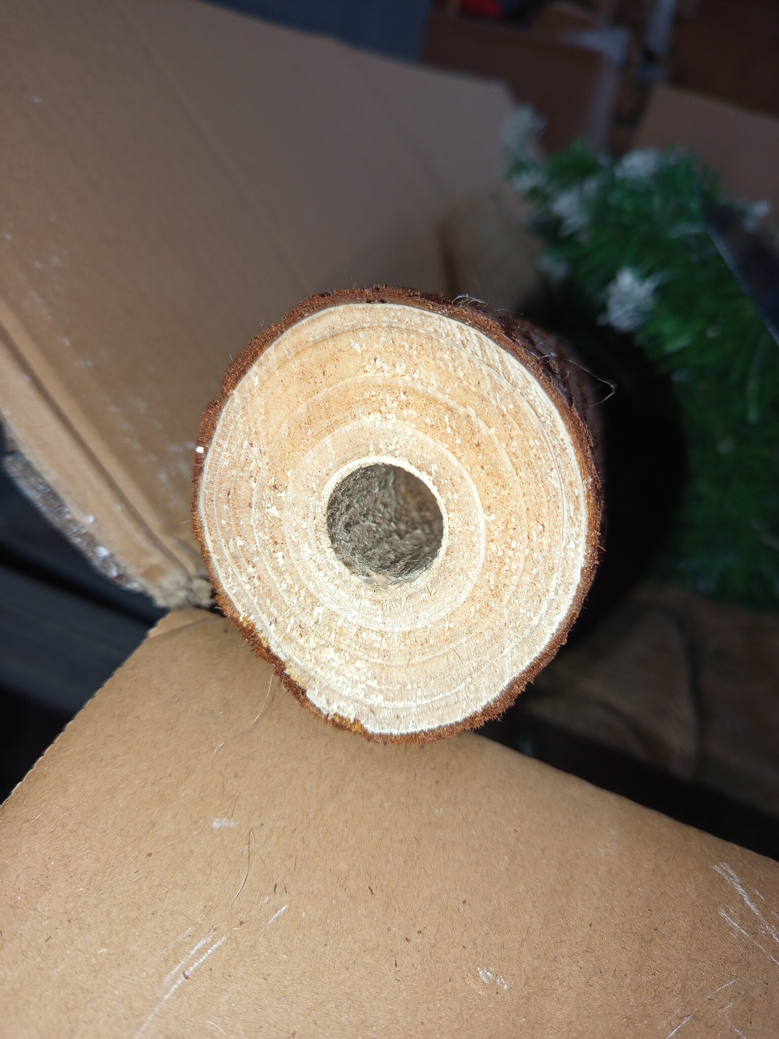 Kunstkerstboom 160cm - Sneeuw, Dennenappels & Houten Stam - retourproduct