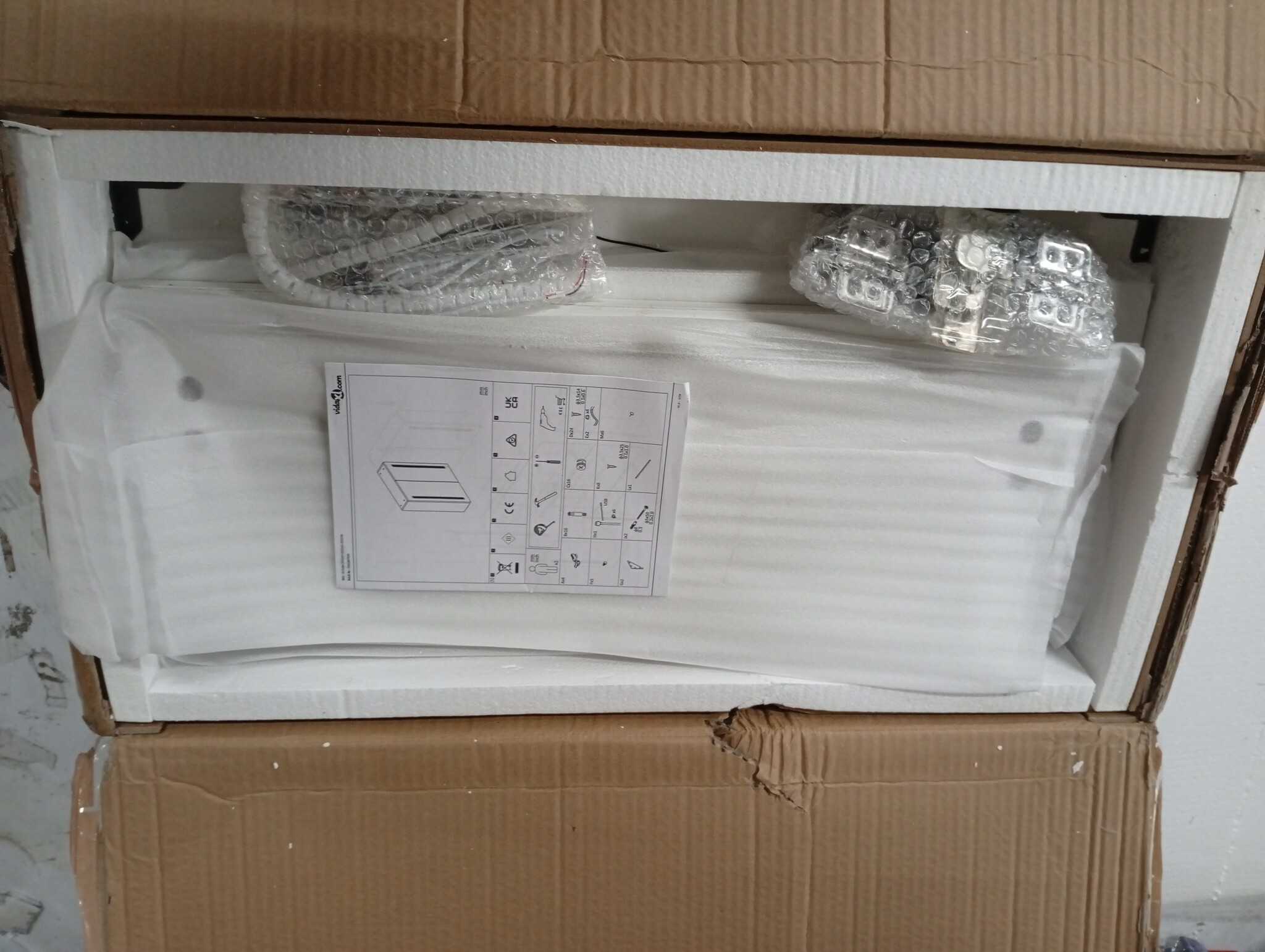 vidaXL Badkamerkast met Spiegel & LED (Glanzend Wit) - 55% Korting!