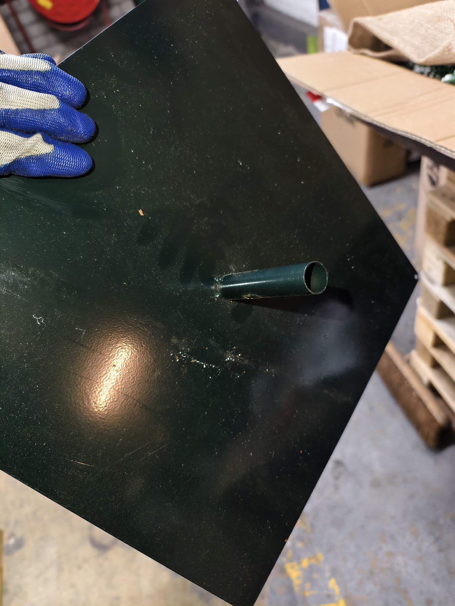 Kunstkerstboom 160 cm - Sneeuw & Dennenappels - Houten Stam