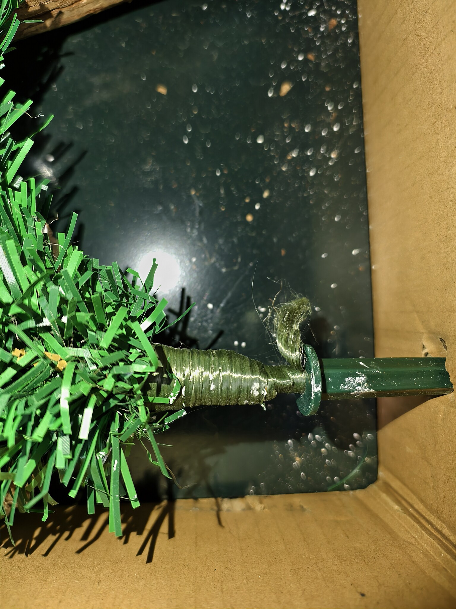 Kunstkerstboom 160 cm - Sneeuw & Dennenappels - Houten Stam