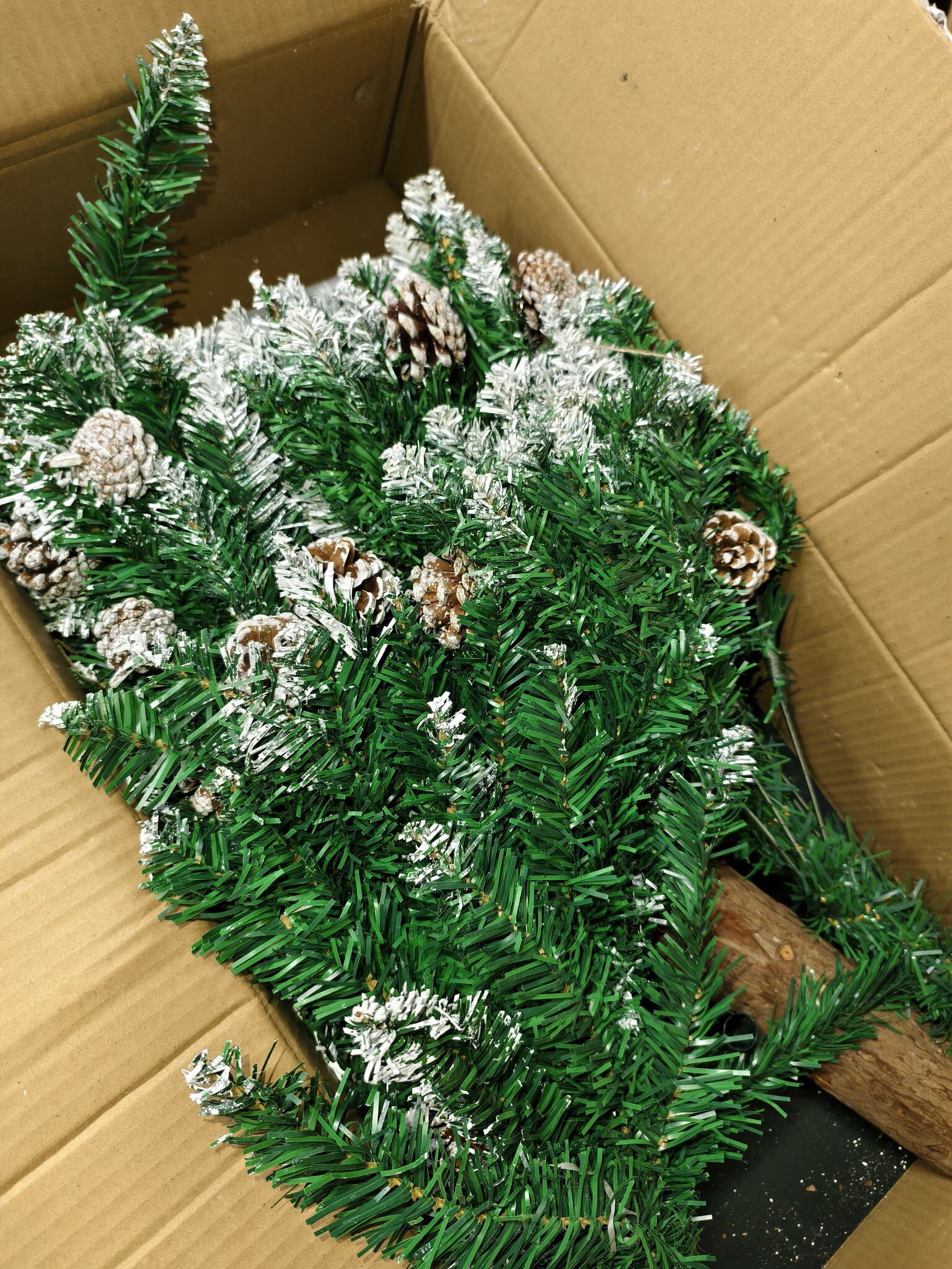 Kunstkerstboom 160 cm - Sneeuw & Dennenappels - Houten Stam