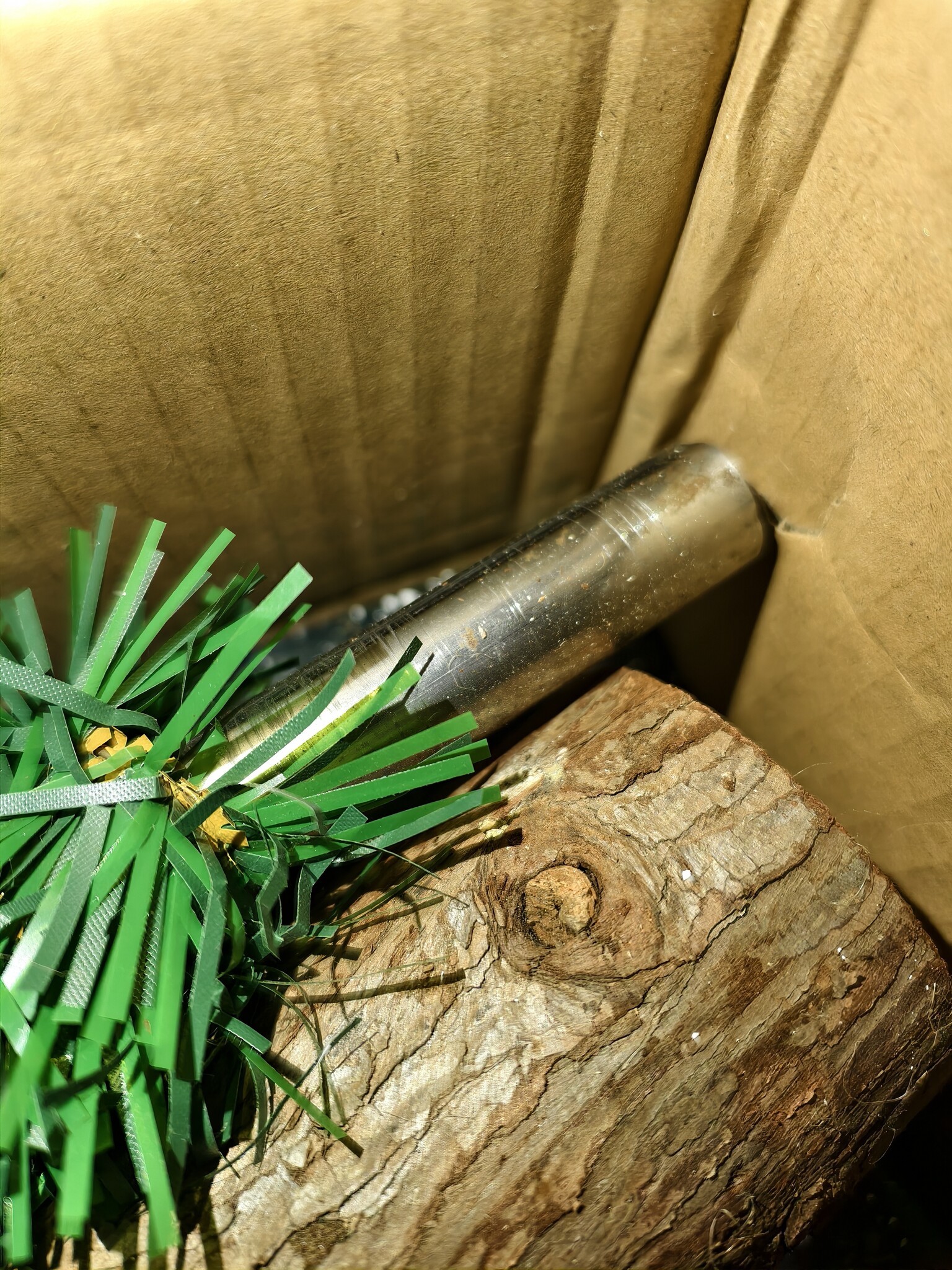 Kunstkerstboom 160 cm - Sneeuw & Dennenappels - Houten Stam